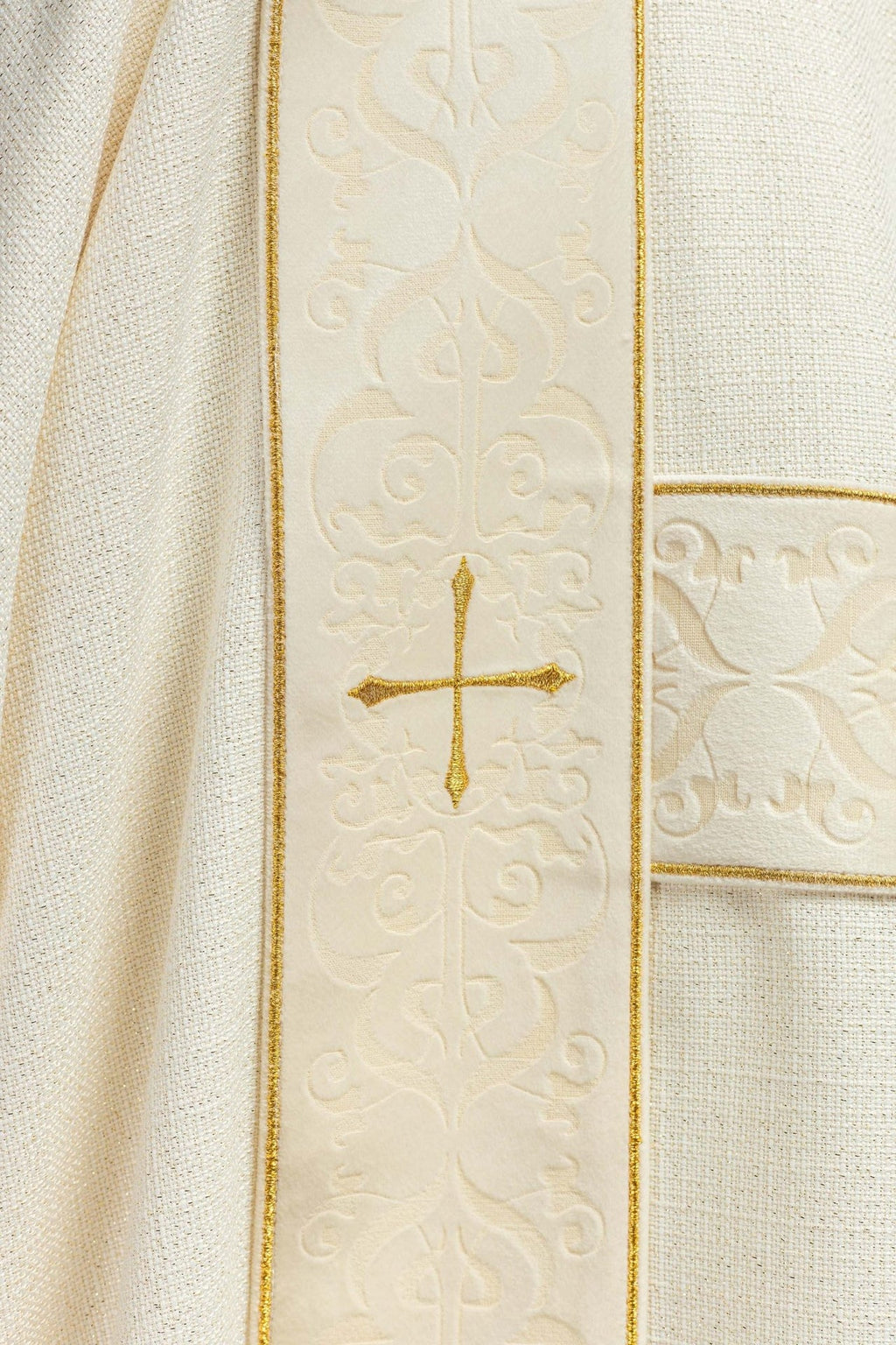 Dalmatyka z aksamitnymi pasami i haftowanymi złotymi krzyżami ecru