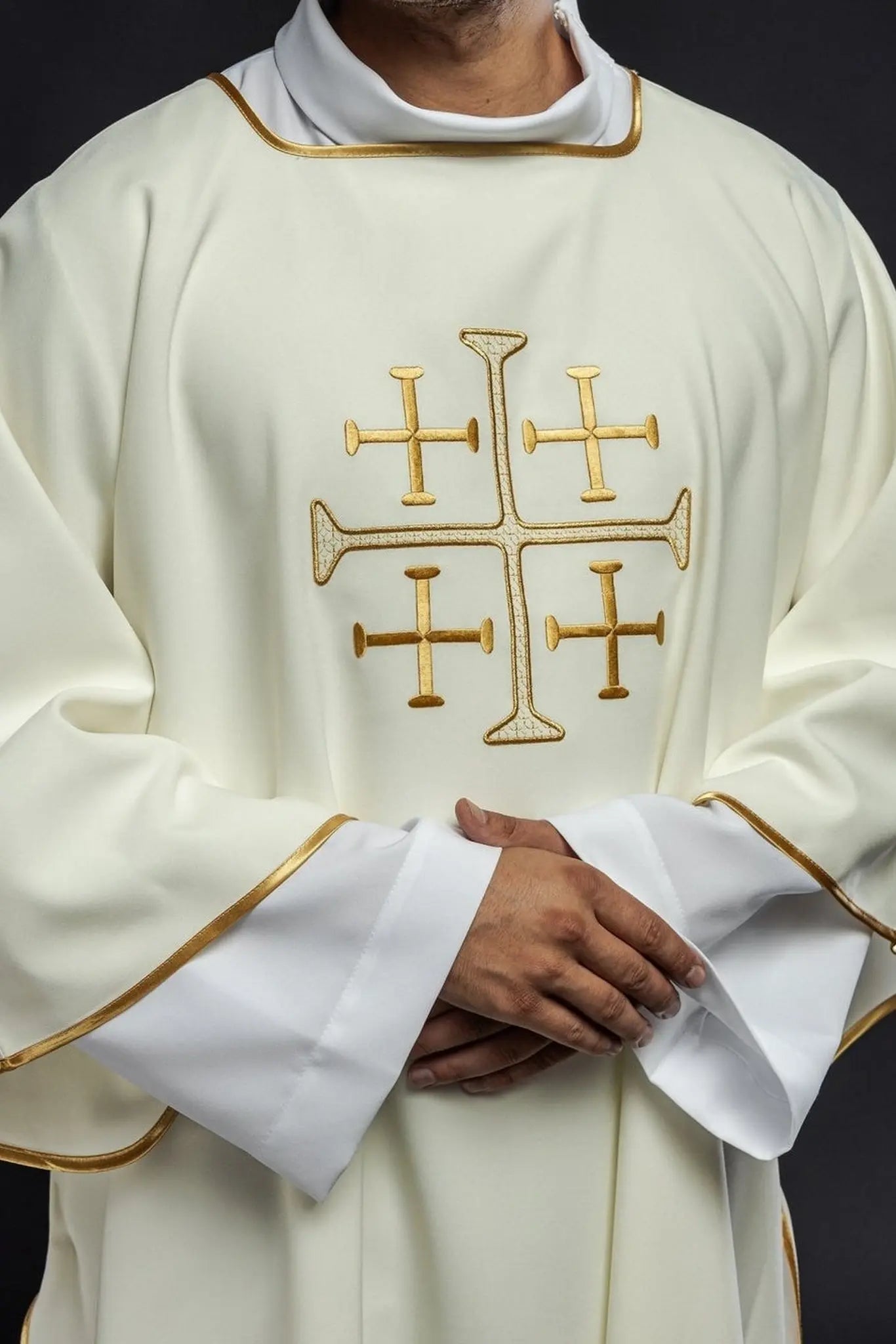 Dalmacja z haftowanymi złotymi krzyżami w kolorze ecru