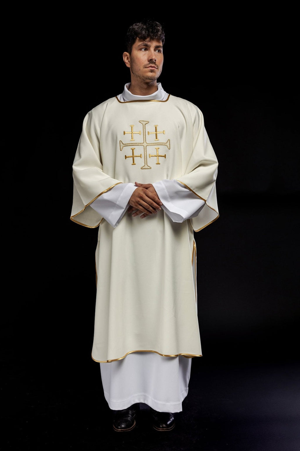 Dalmatyka z haftowanymi złotymi krzyżami ecru