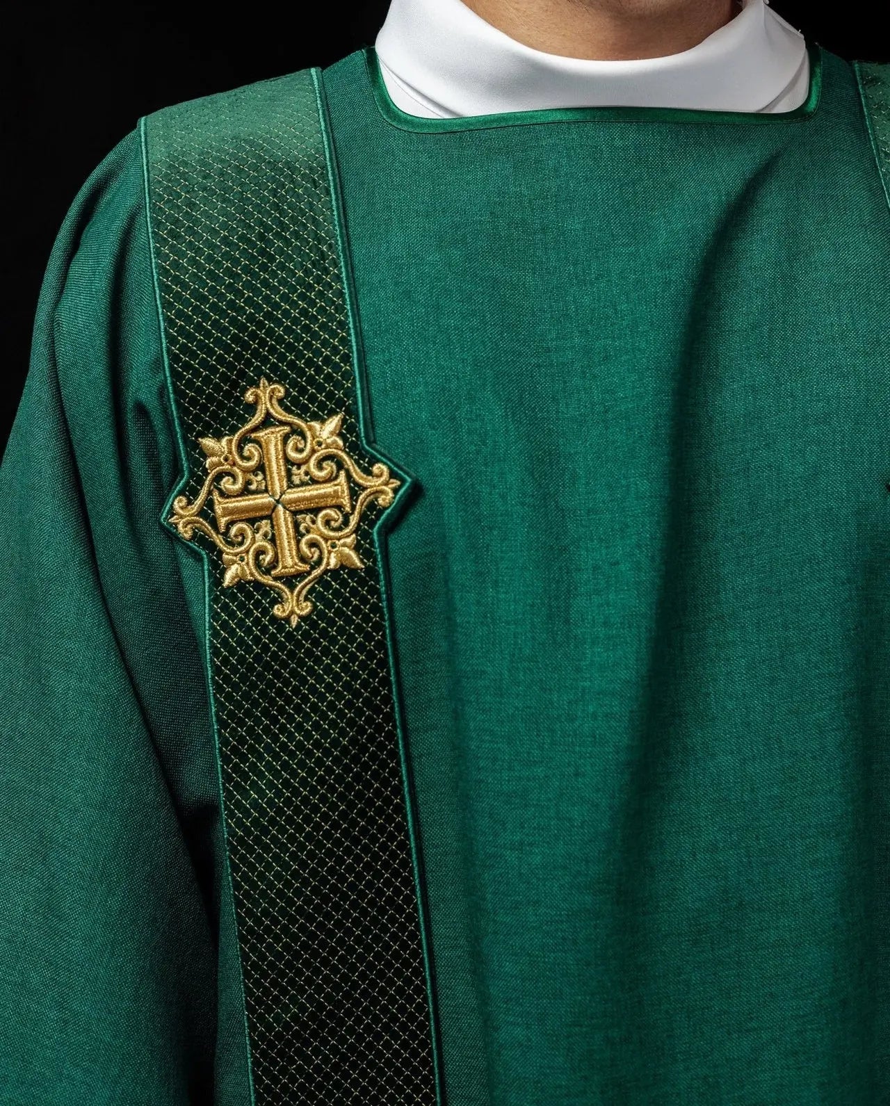 Dalmatyka aksamitna w paski i symbole krzyża – zielona