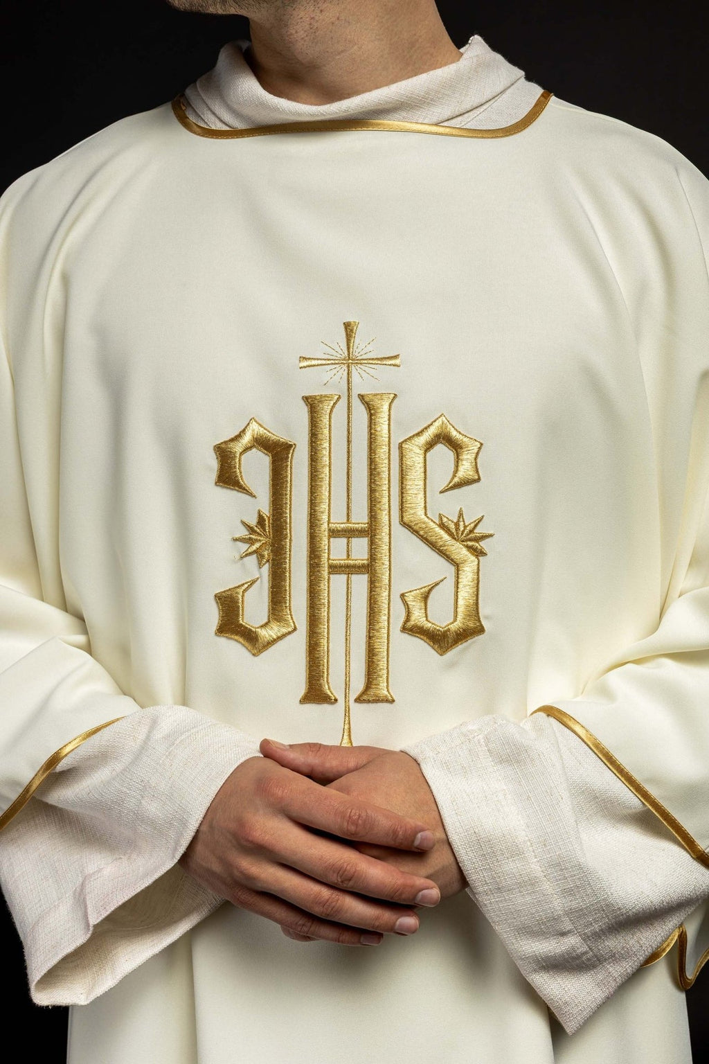Dalmatyka z złotym haftem IHS