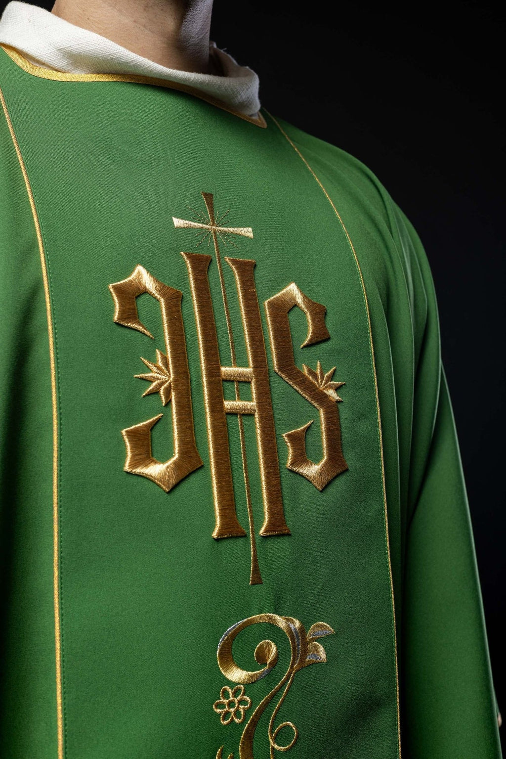 Dalmatyka zielona z haftowanym pasem IHS