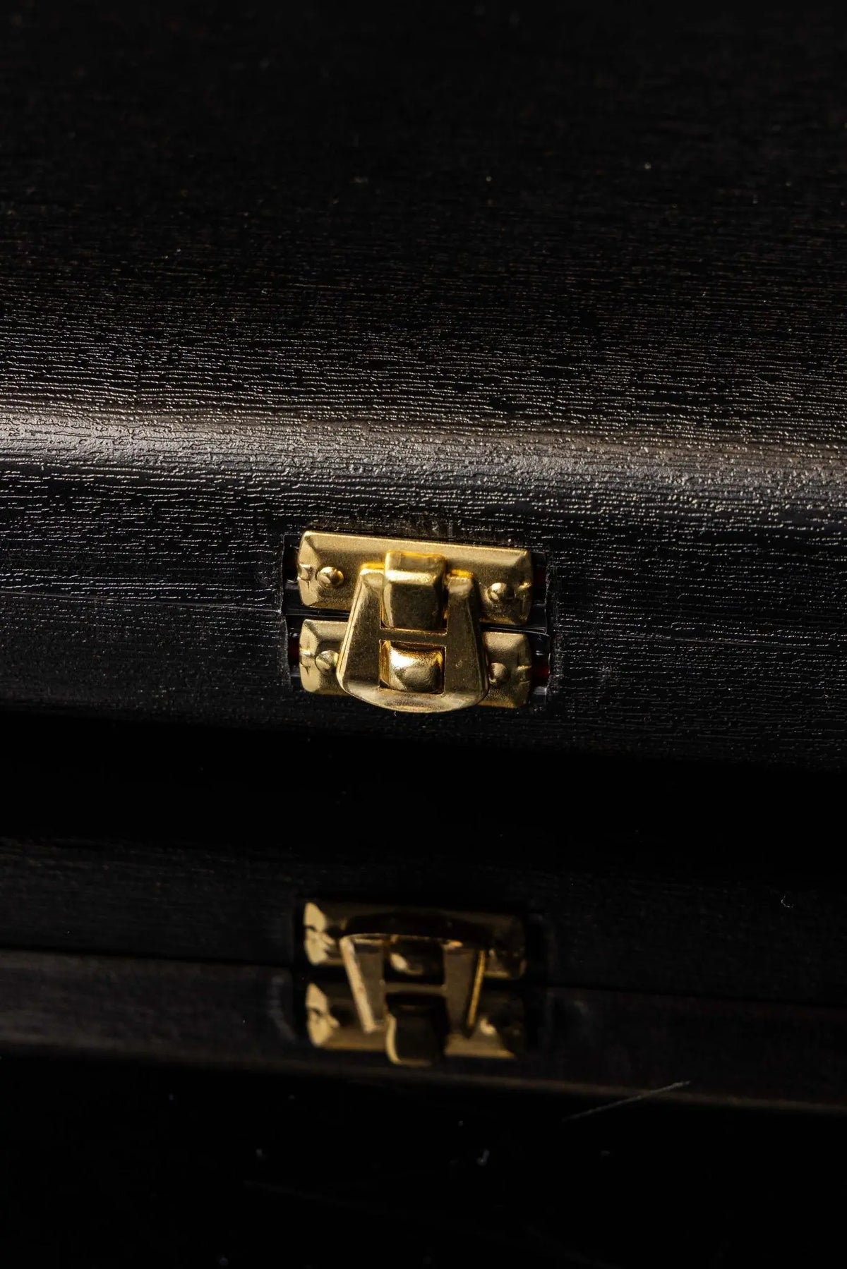 Czarna bursa liturgiczna ze złotym zapięciem, zbliżenie detalu