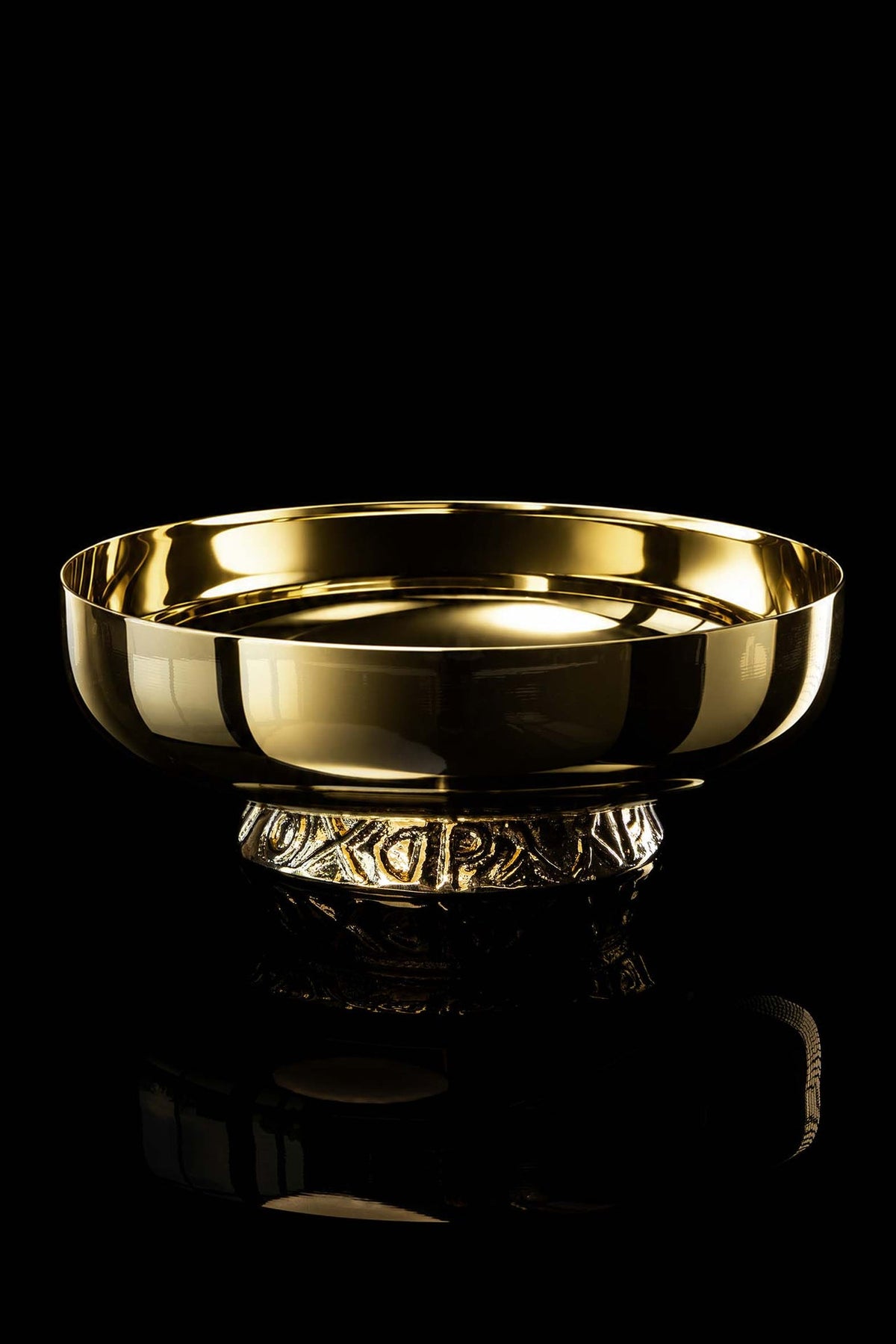 Pozłacana patena liturgiczna do koncelebry 16 cm z ozdobną stopą, widok z przodu