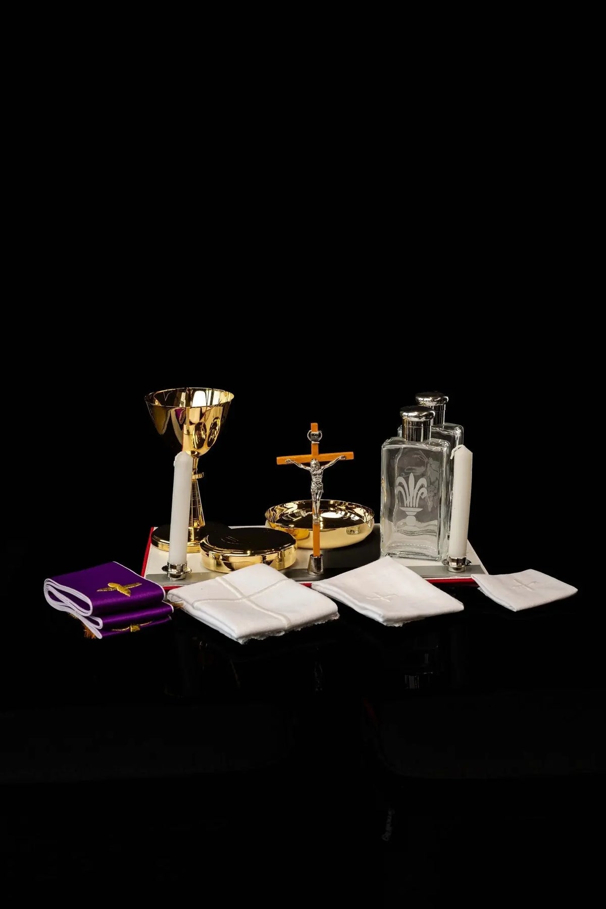 Złota walizka na misje z wyposażeniem liturgicznym z kielichem, krzyżem i naczyniami, widok zestawu