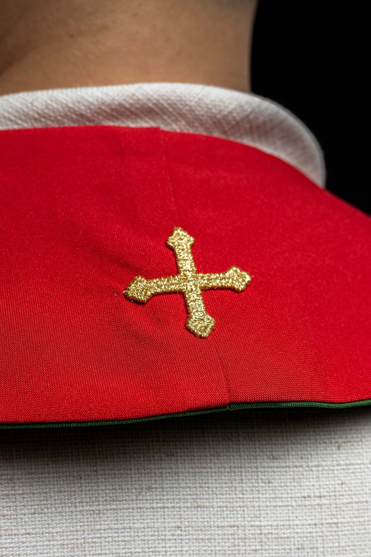 Dwustronna stuła kapłańska haftowana zielono - czerwona Krzyż Jerozolimski