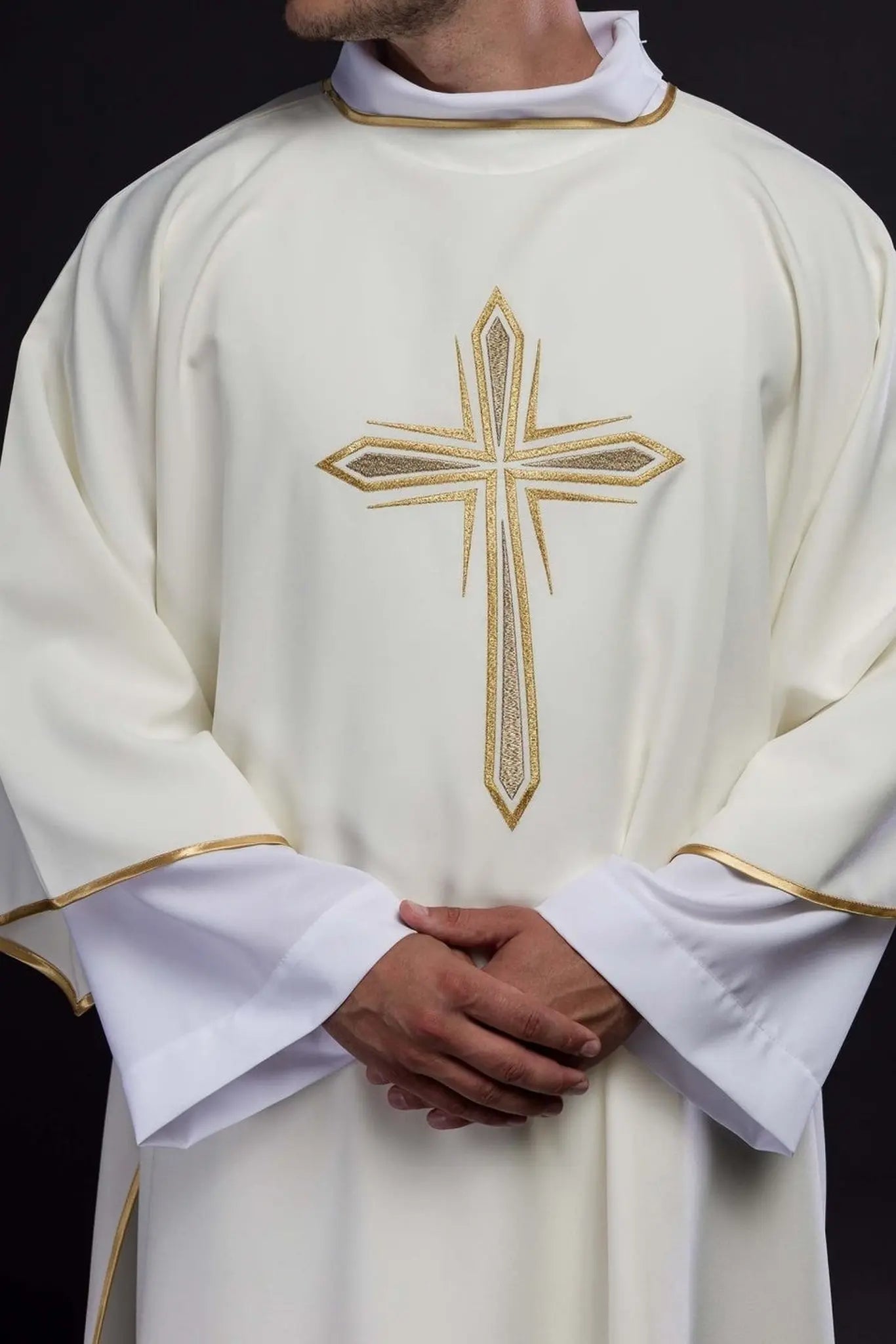 Dalmatyka ecru z haftowanym złotym krzyżem