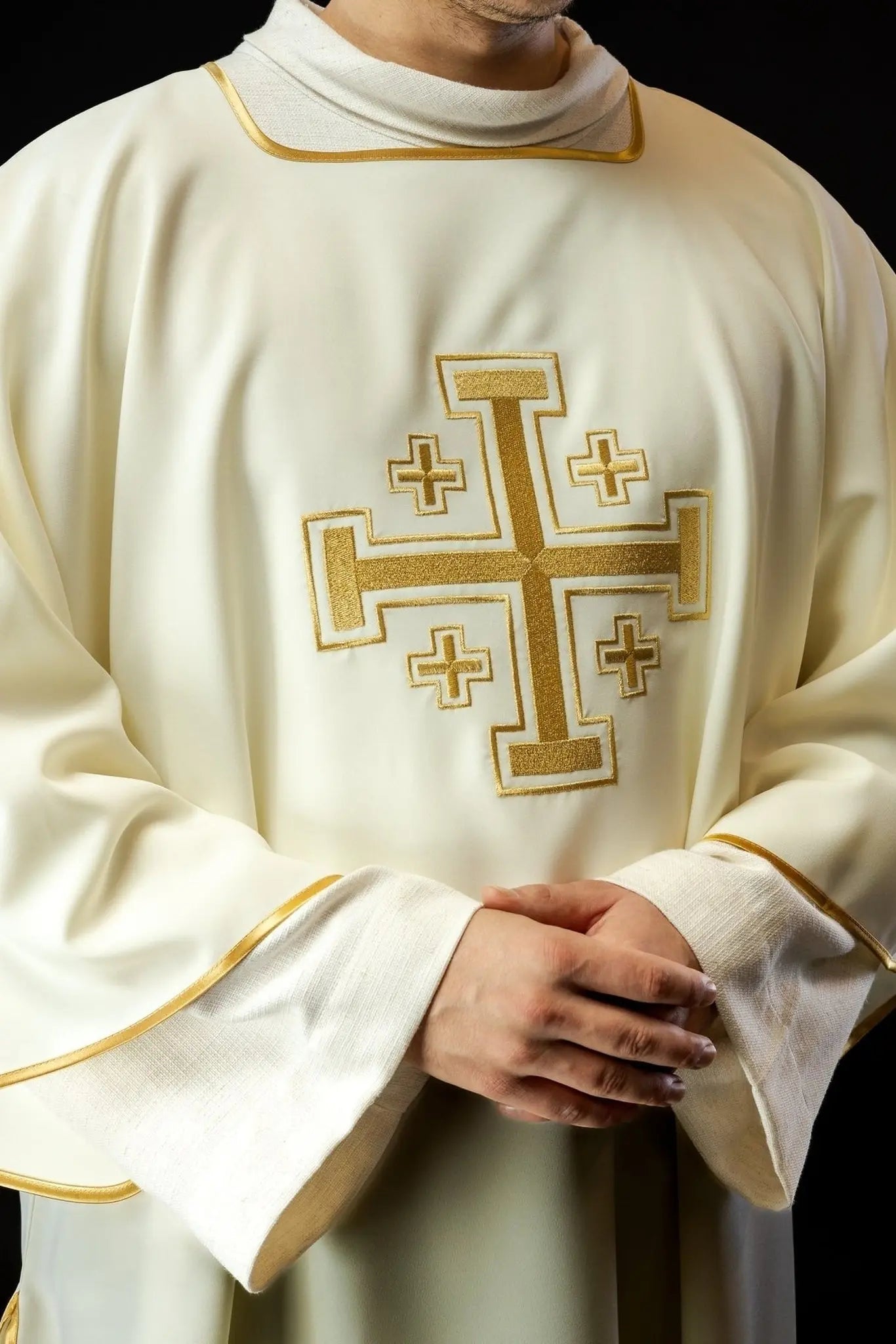 Ecru Dalmacja z haftowanymi złotymi krzyżami
