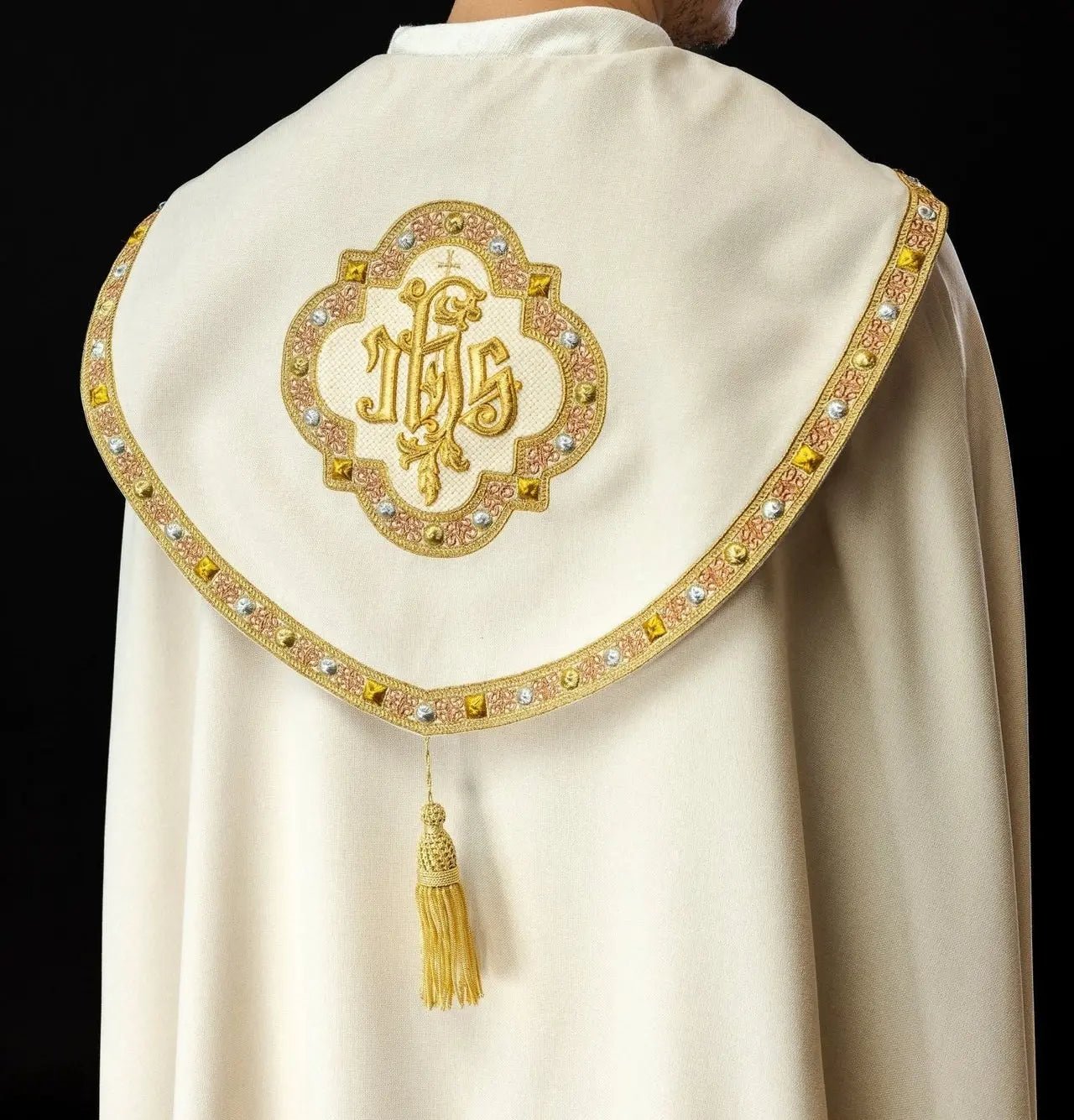 Peleryna liturgiczna w kolorze ecru ze złotym IHS