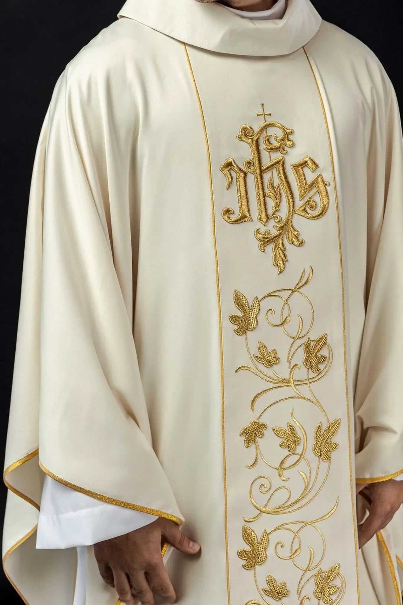 Ornat liturgiczny w kolorze ecru z bogato zdobionym pasem z motywem kwiatowym i IHS