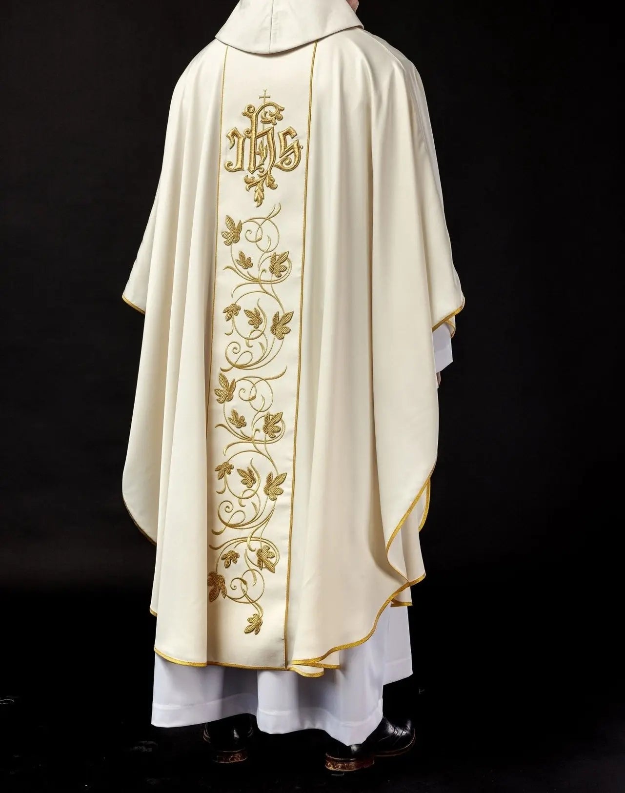 Ornat liturgiczny ecru z bogato zdobionym pasem z motywem kwiatowym i IHS