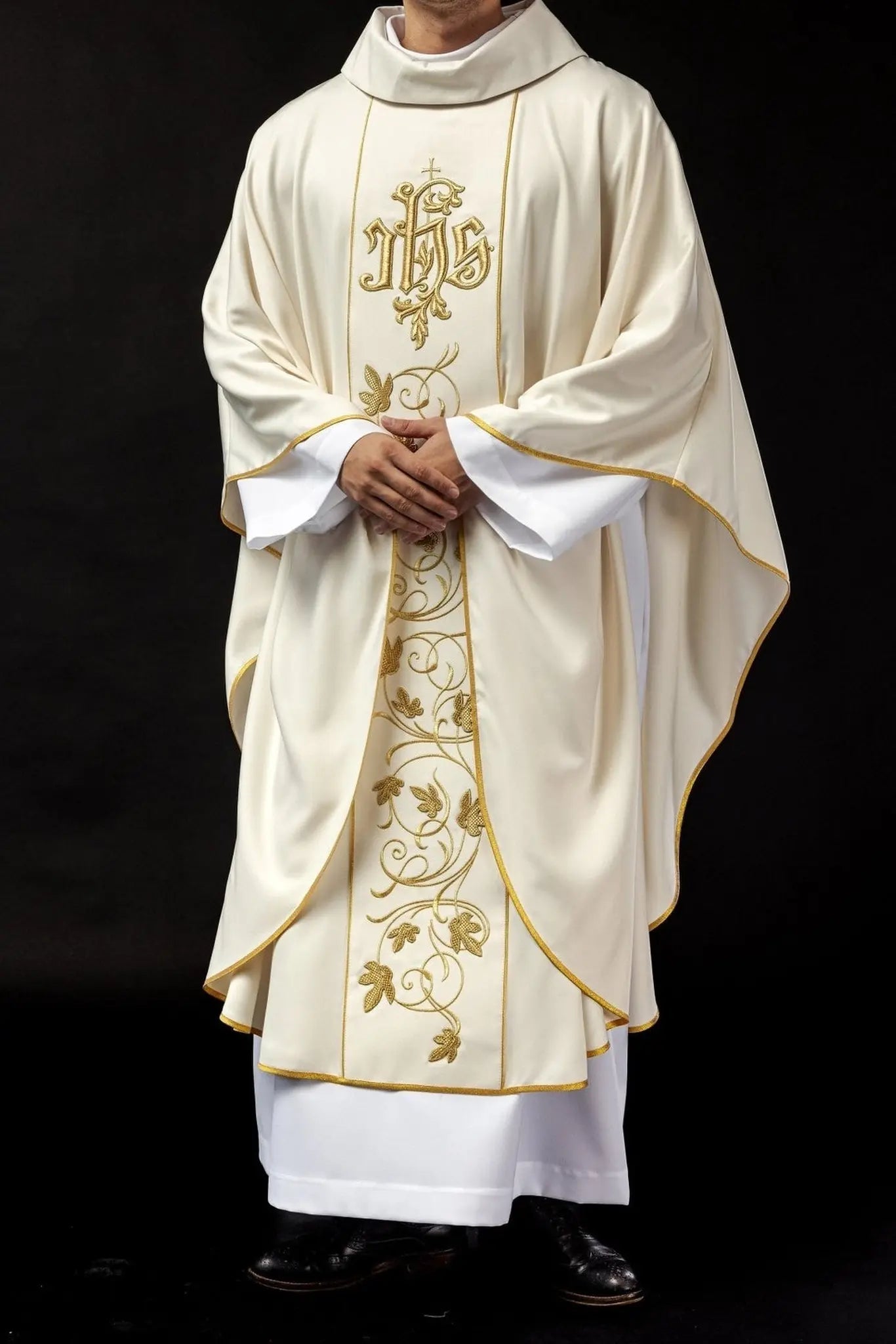 Ornat liturgiczny ecru z bogato zdobionym pasem z motywem kwiatowym i IHS