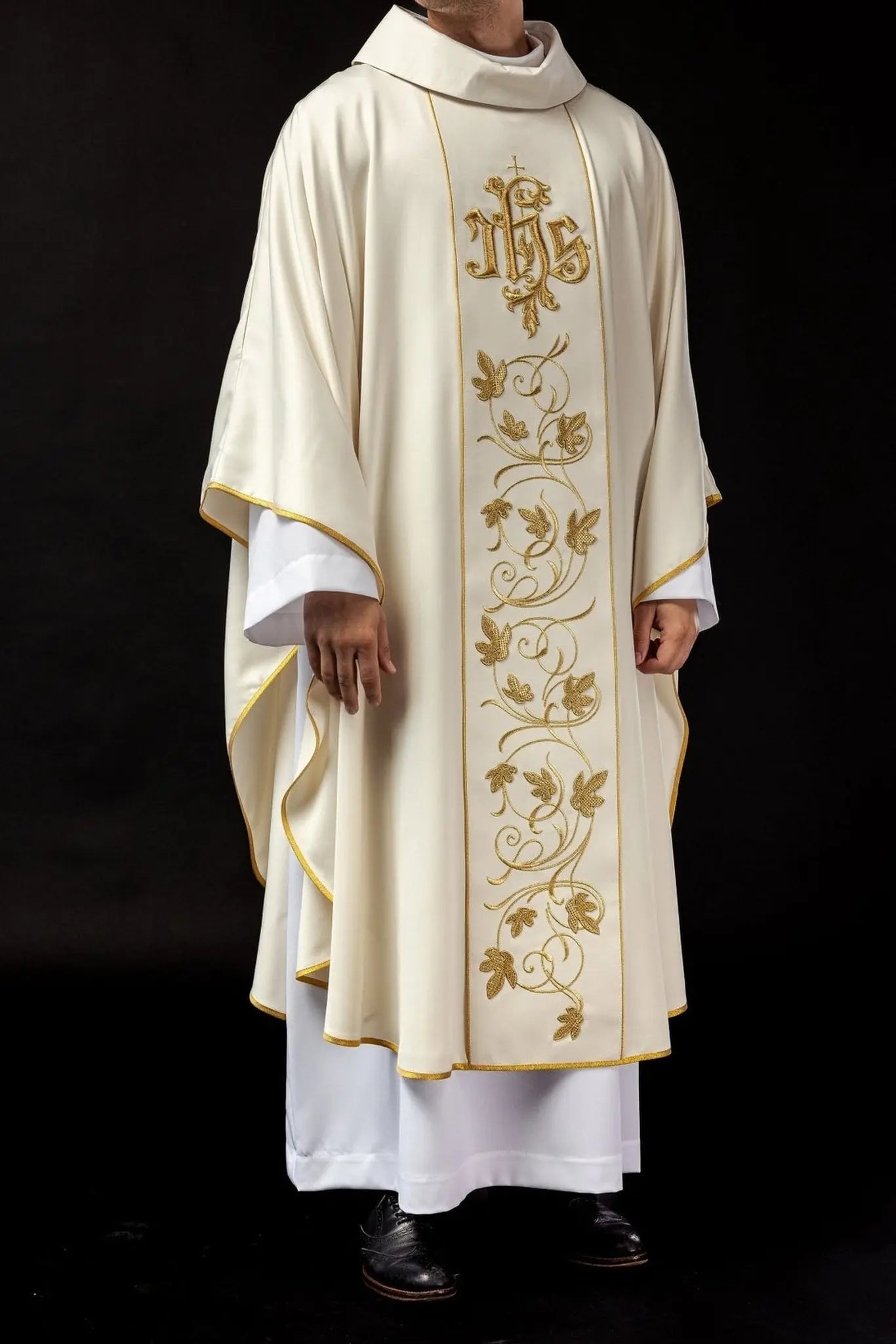 Ornat liturgiczny w kolorze ecru z bogato zdobionym pasem z motywem kwiatowym i IHS
