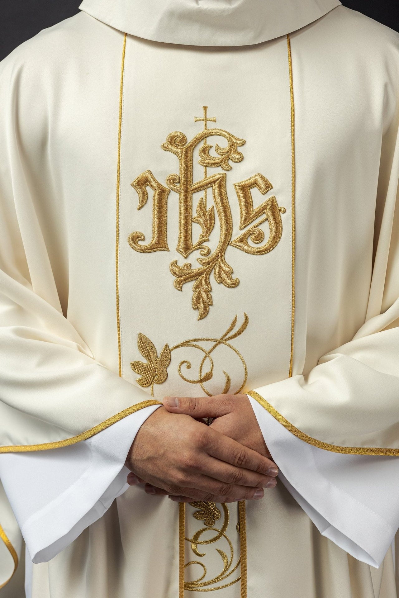 Ecru ornat liturgiczny z bogato zdobionym pasem motywem florystycznym i IHS