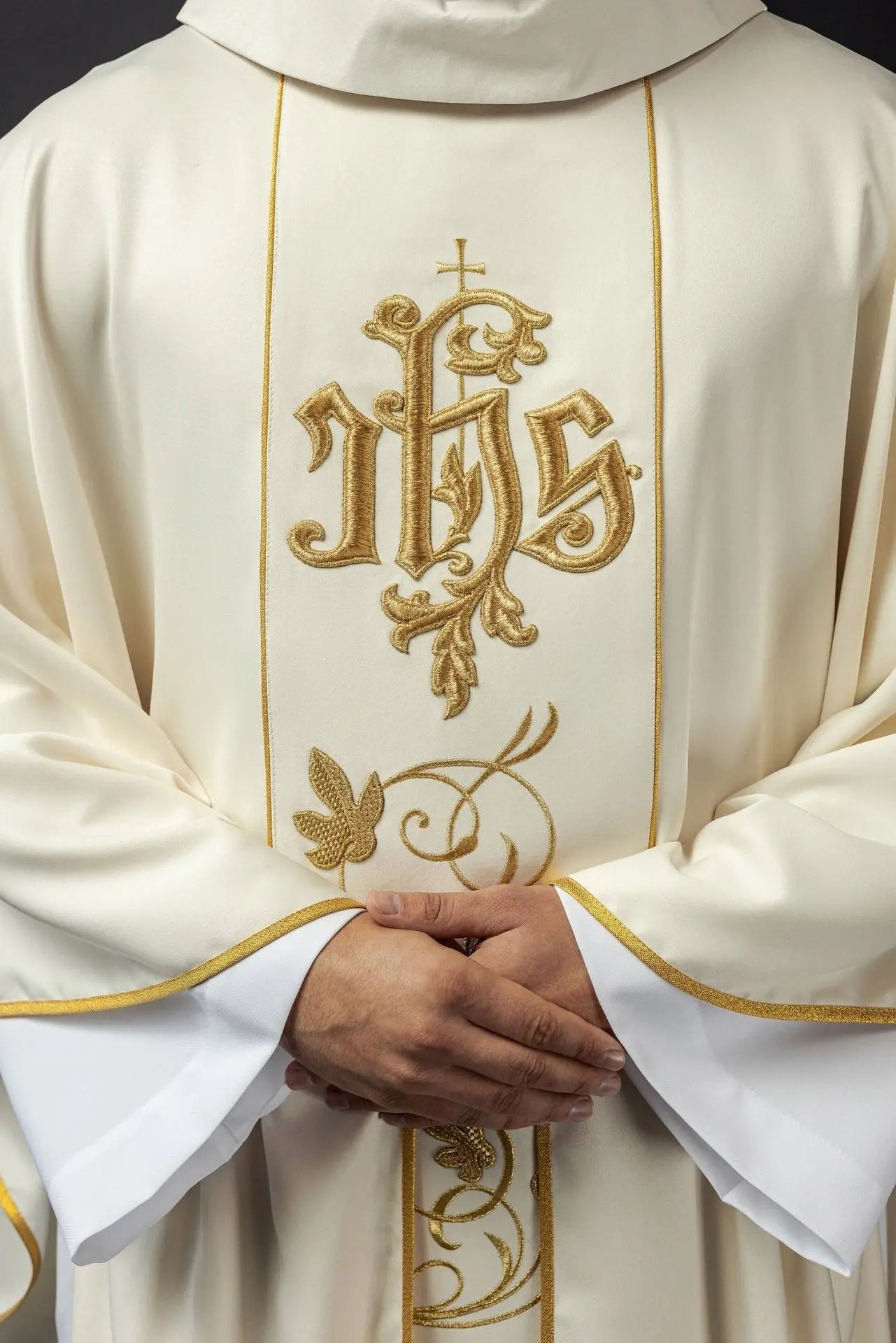 Ornat liturgiczny ecru z bogato zdobionym pasem z motywem kwiatowym i IHS