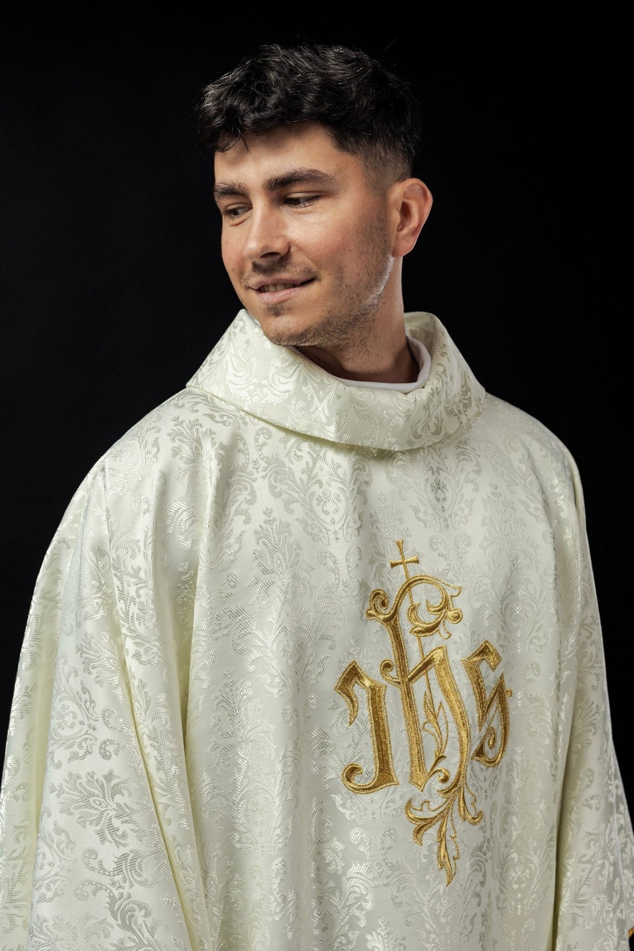 Ecru ornat z haftowanym motywem IHS na ozdobnej tkaninie