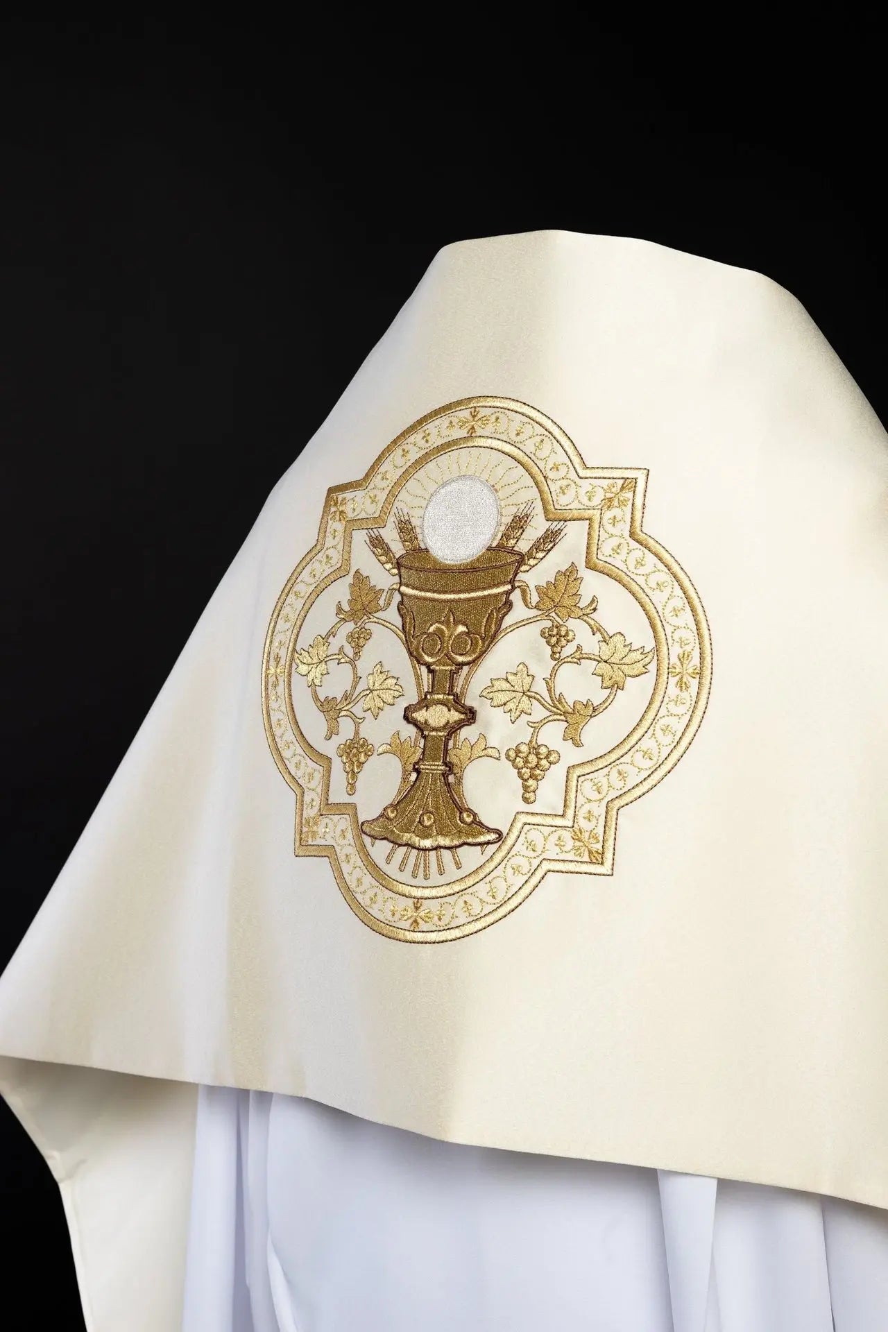 Liturgiczny welon naramienny w kolorze ecru z haftowanym motywem kielicha