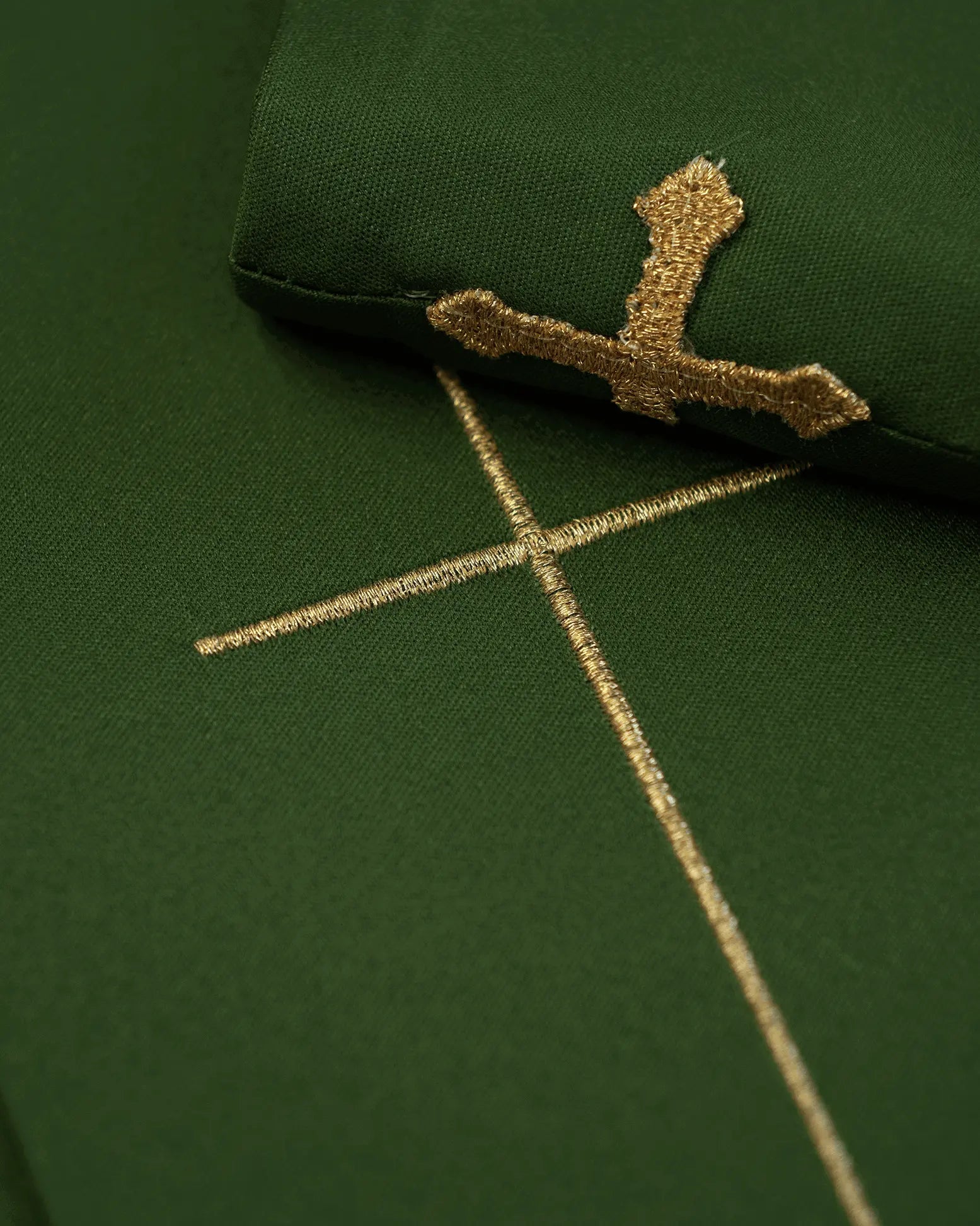 Embroidered chasuble with IHS symbol Green richly decorated - HAFTINA ATELIER