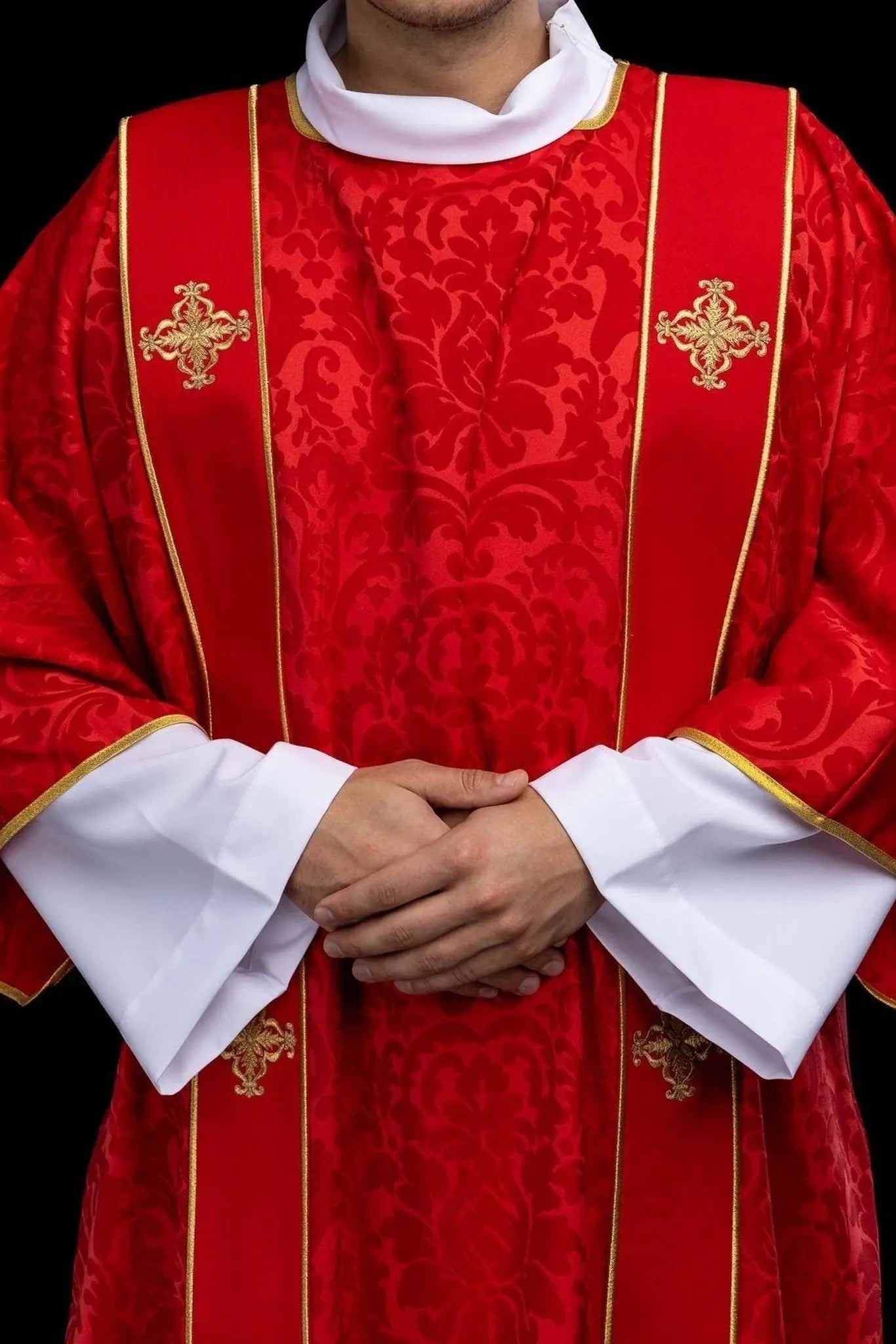 Czerwona Dalmatyka Żakardowa z Haftem Krzyża Złotego