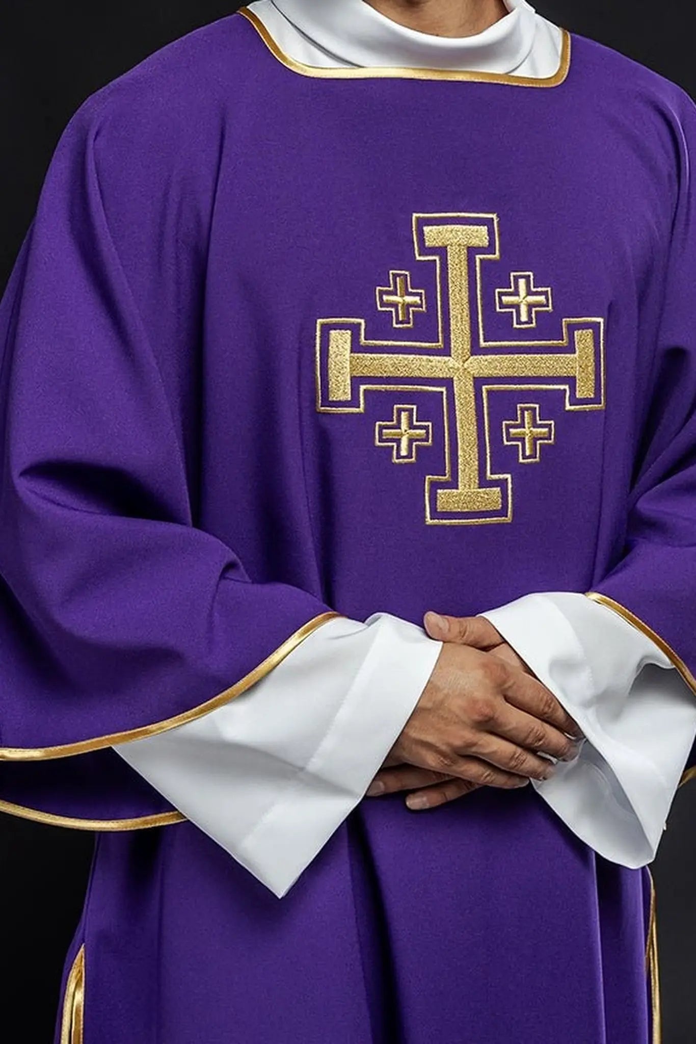 Fioletowy dalmatyńczyk z haftowanymi złotymi krzyżami