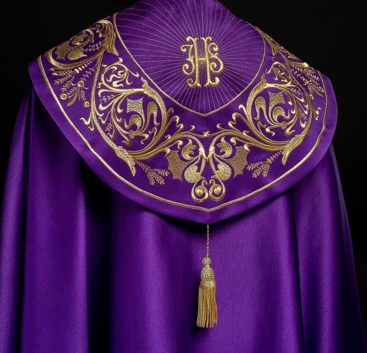 Fioletowa kaplica liturgiczna ze złotym monogramem IHS
