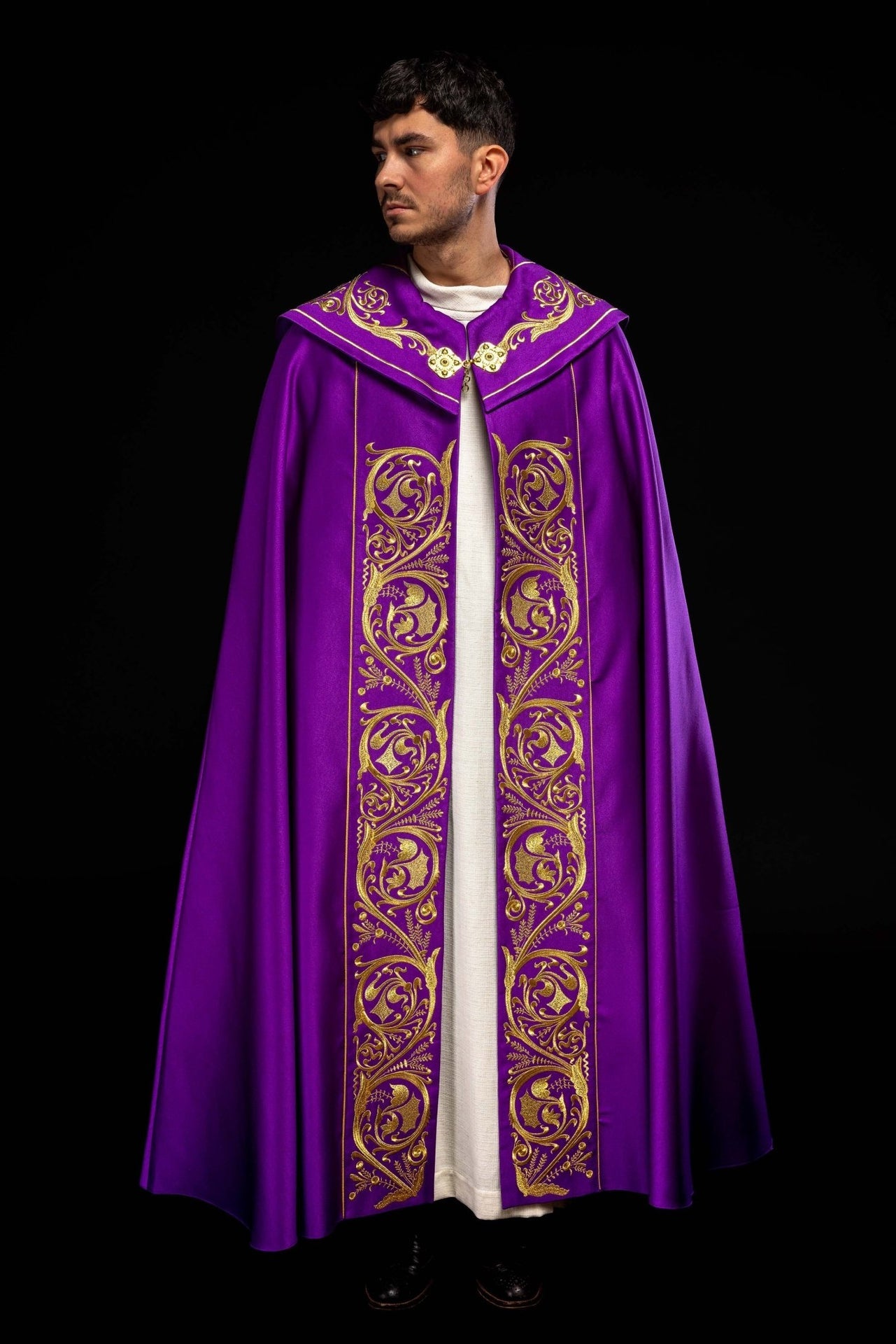 Fioletowa kapa liturgiczna z złotym monogramem IHS