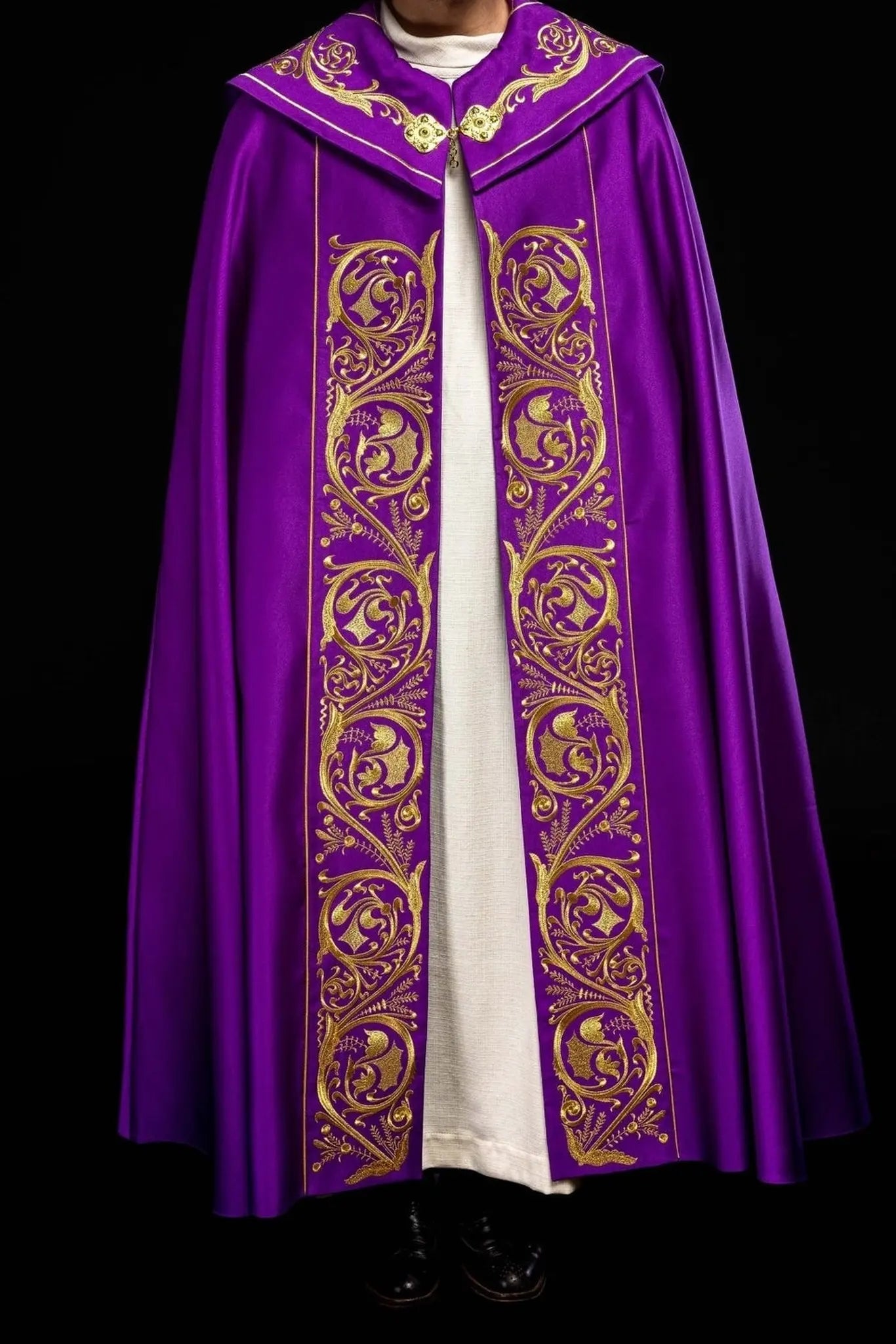 Fioletowa kaplica liturgiczna ze złotym monogramem IHS