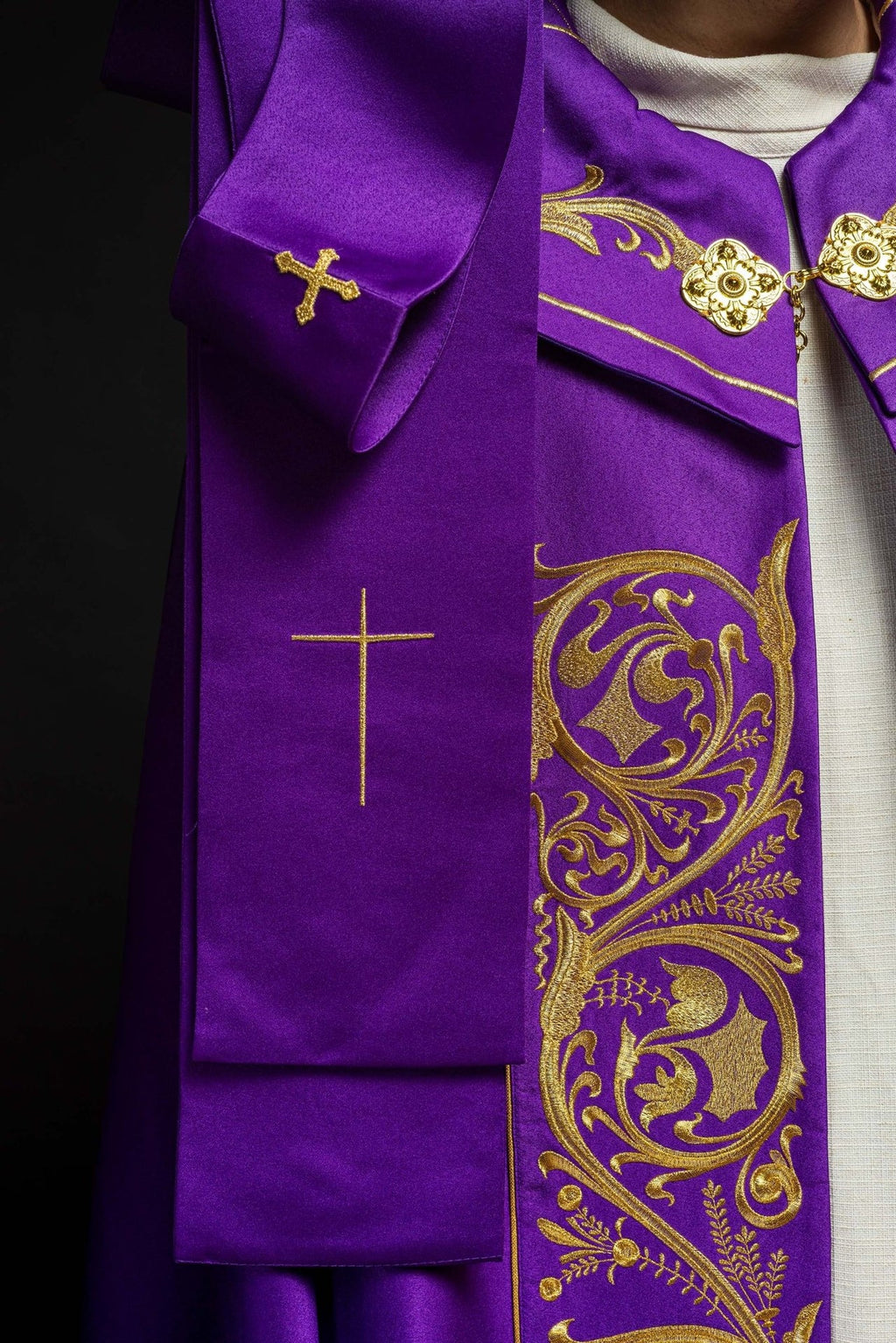 Fioletowa kapa liturgiczna z złotym monogramem IHS