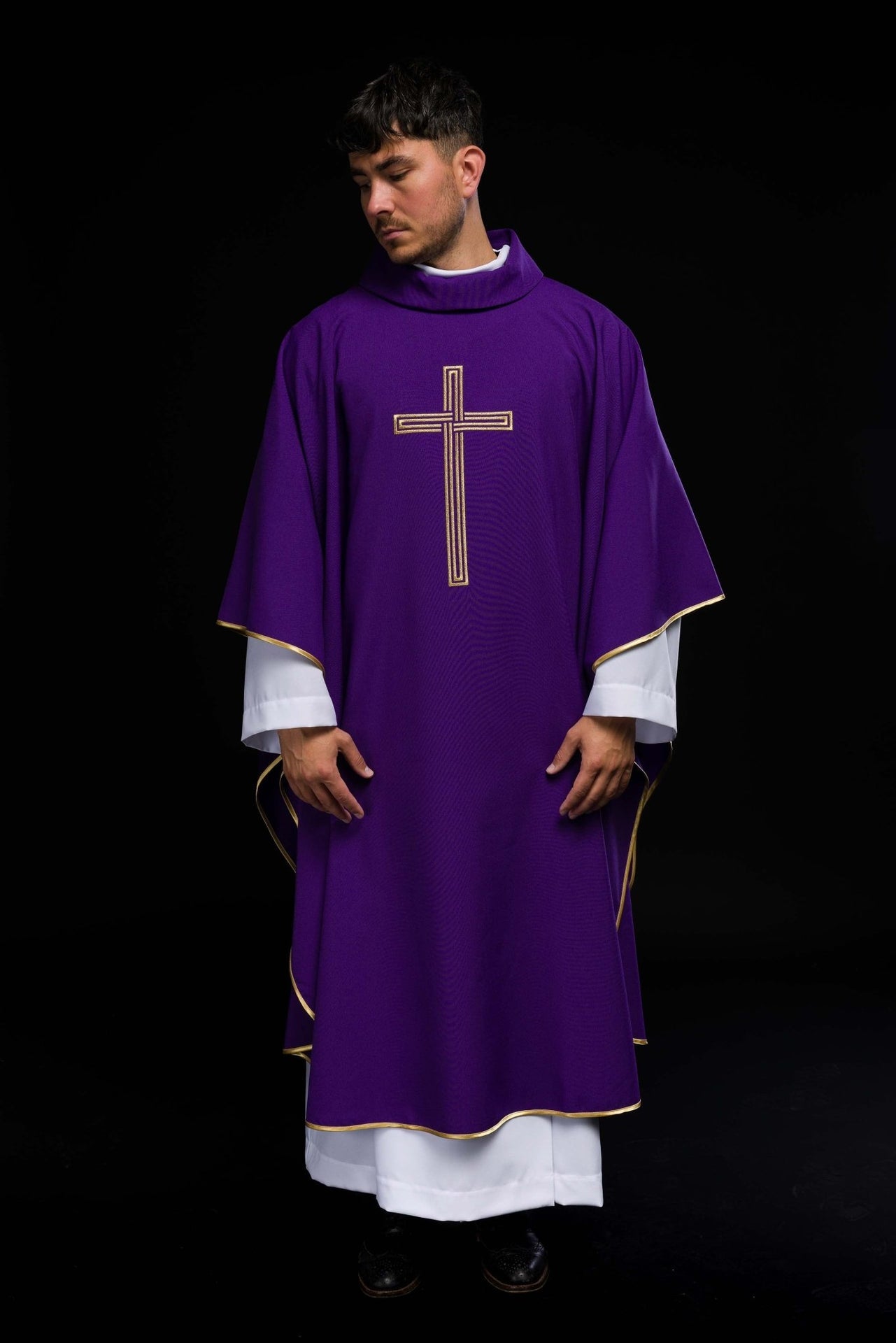 Fioletowy ornat haftowany z Krzyżem