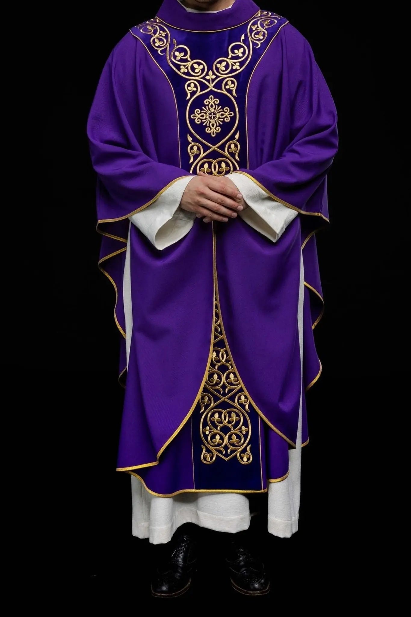 Fioletowy ornat liturgiczny ozdobiony haftem na aksamicie