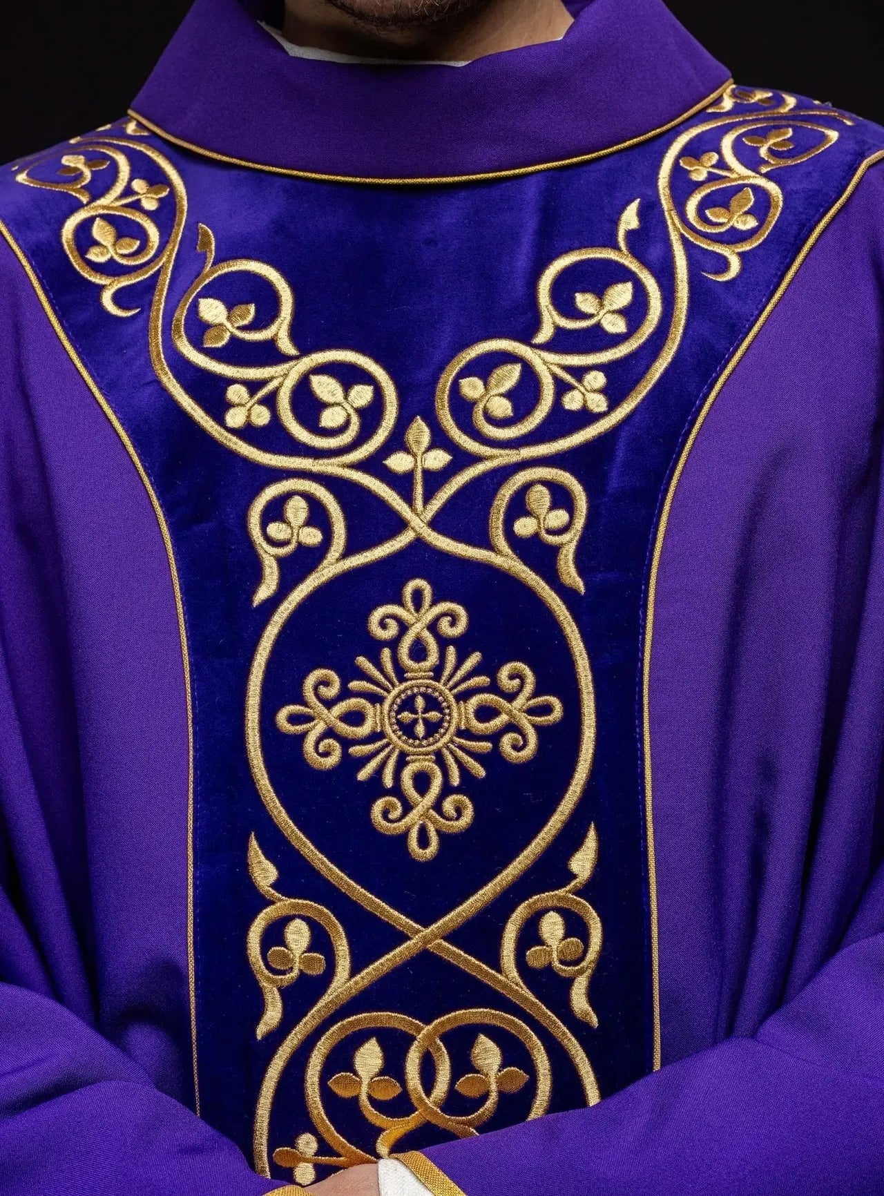 Fioletowy ornat liturgiczny ozdobiony haftem na aksamicie