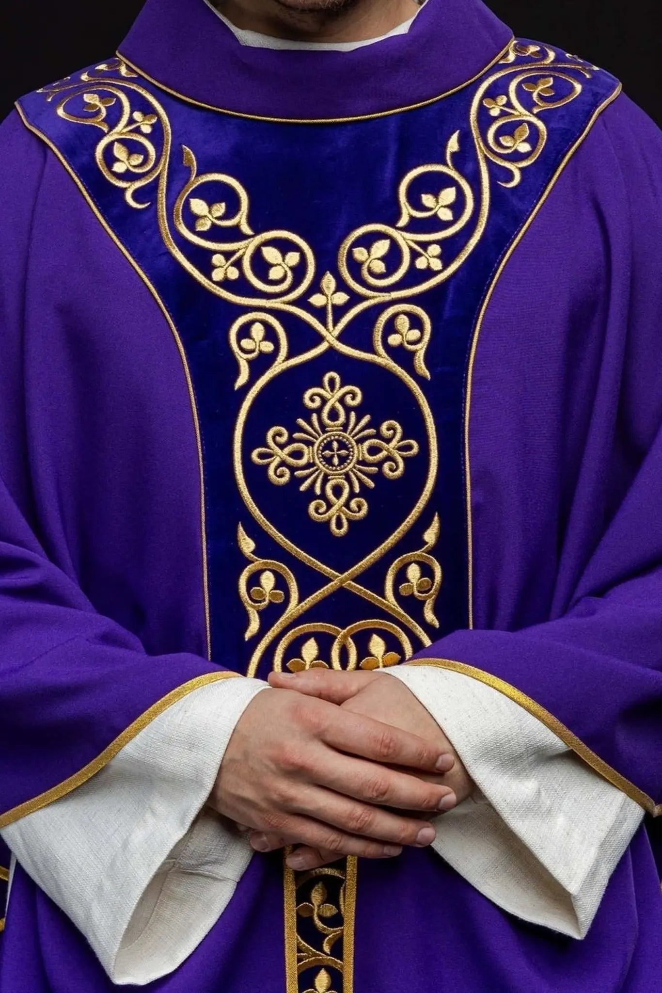 Ornat liturgiczny w kolorze fioletowym, zdobiony haftem na aksamicie
