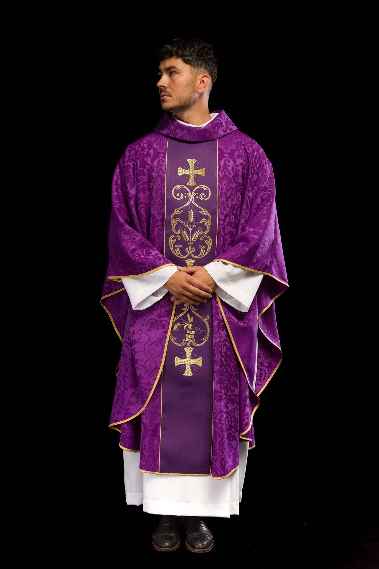 Fioletowy ornat liturgiczny zdobiony haftowanym pasem