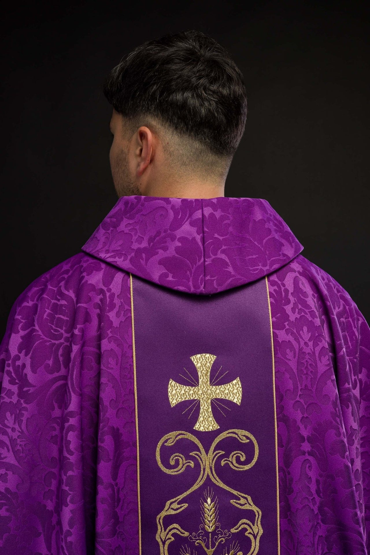 Fioletowy ornat liturgiczny zdobiony haftowanym pasem