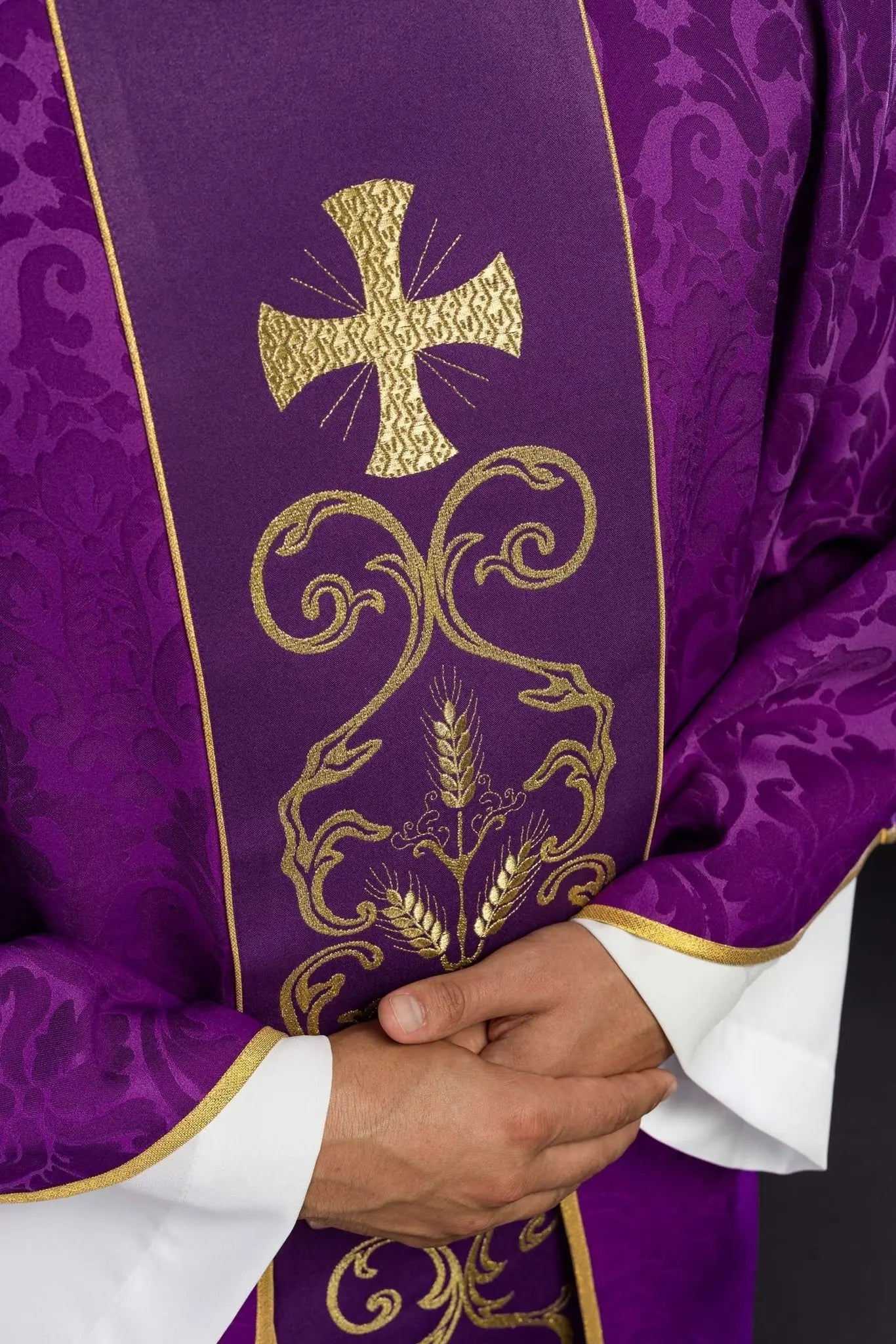 Ornat liturgiczny w kolorze fioletowym, zdobiony haftowanym pasem