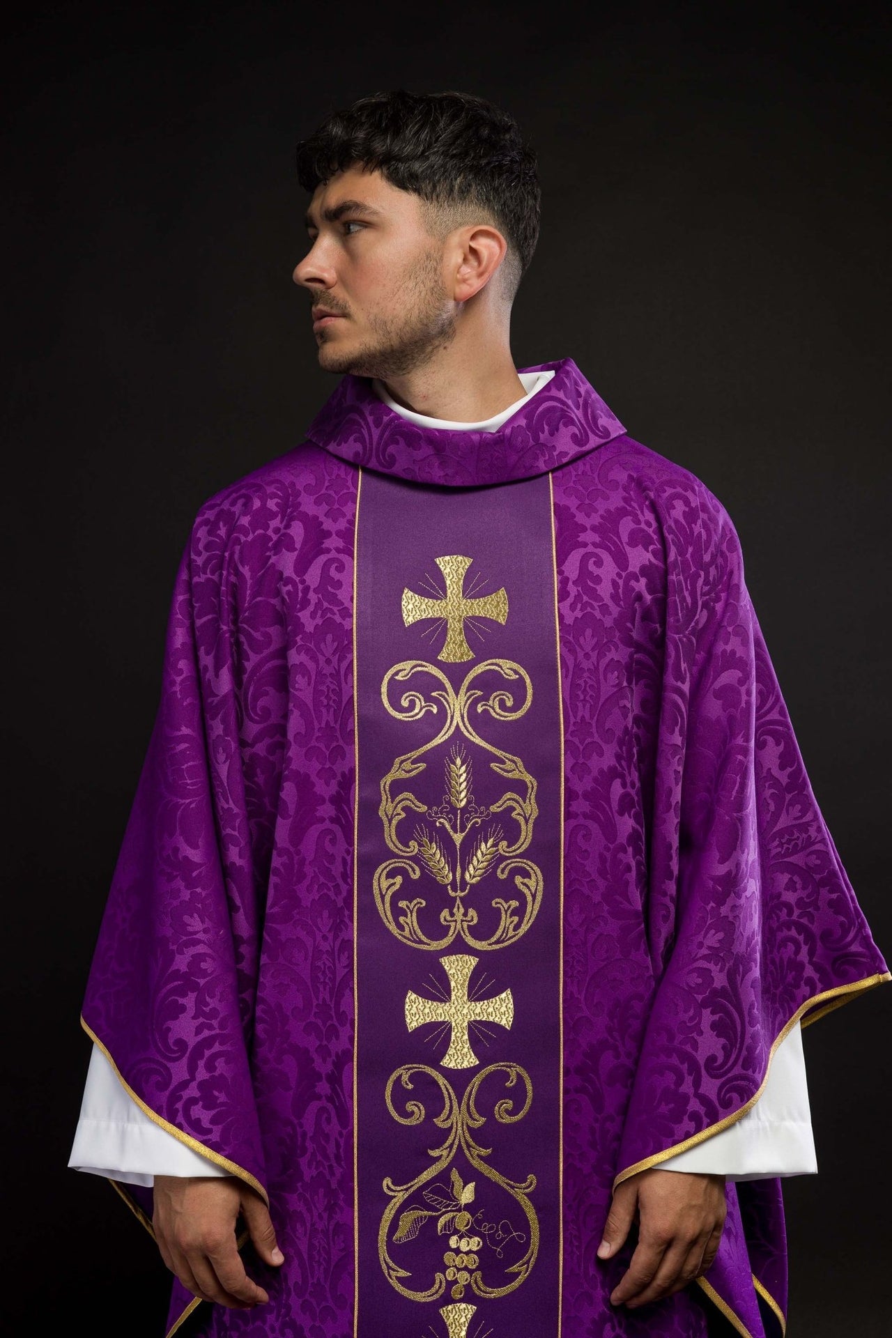 Fioletowy ornat liturgiczny zdobiony haftowanym pasem