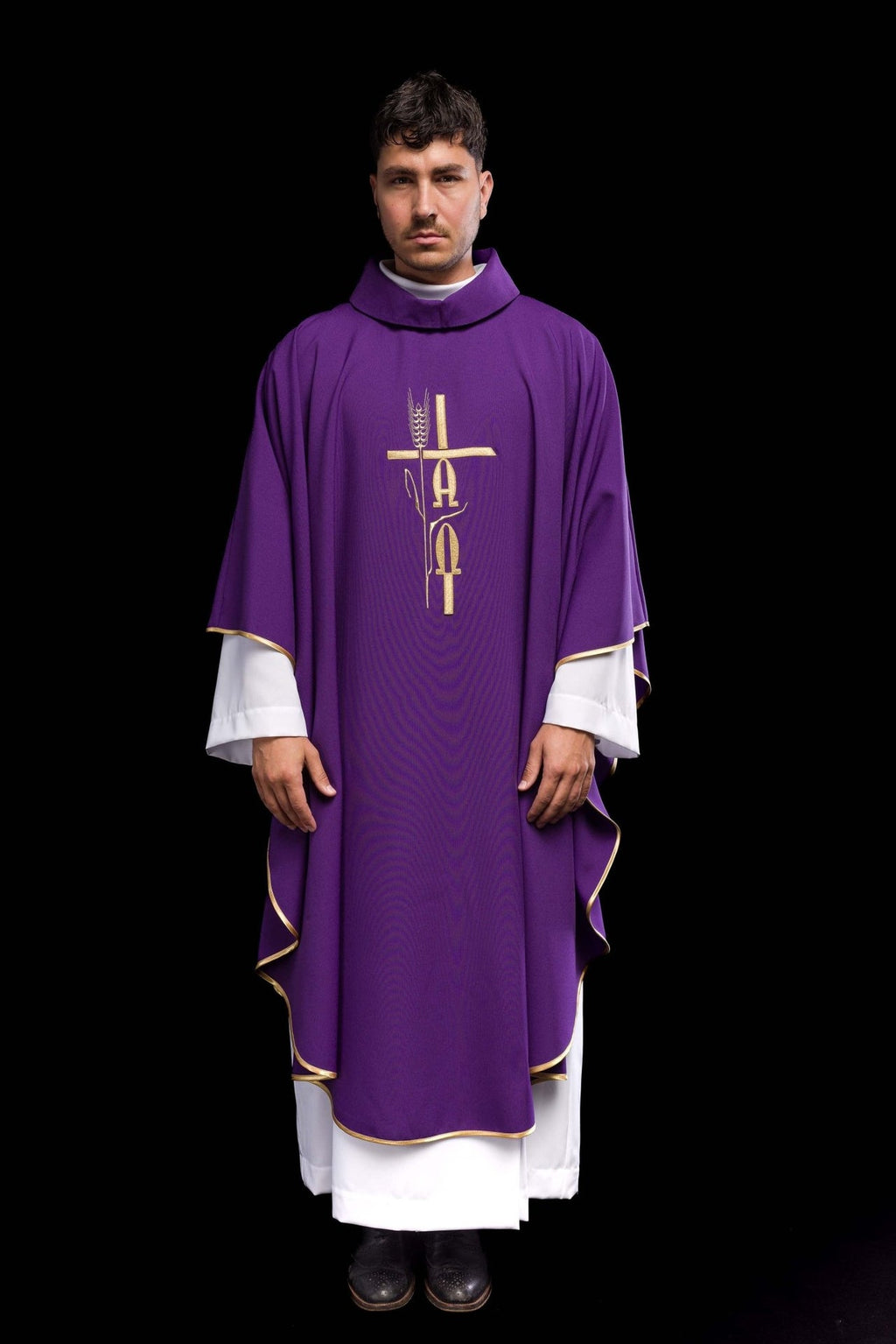 Fioletowy ornat z haftem Alfa Omega