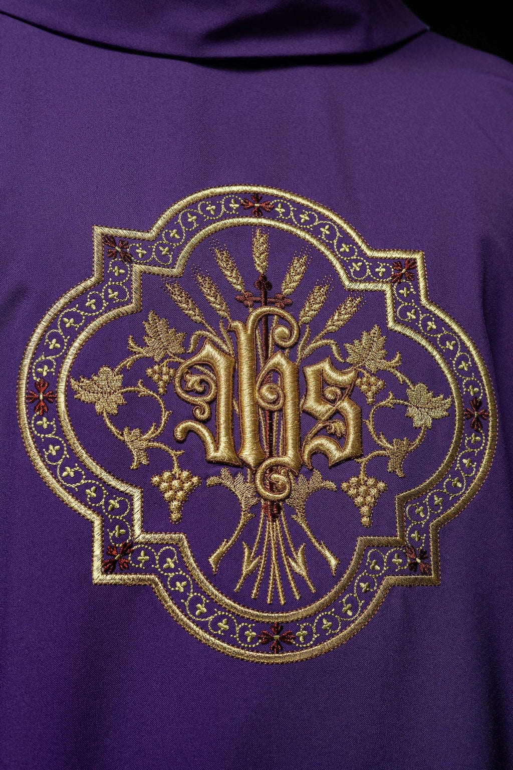 Fioletowy ornat z haftem IHS i PAX