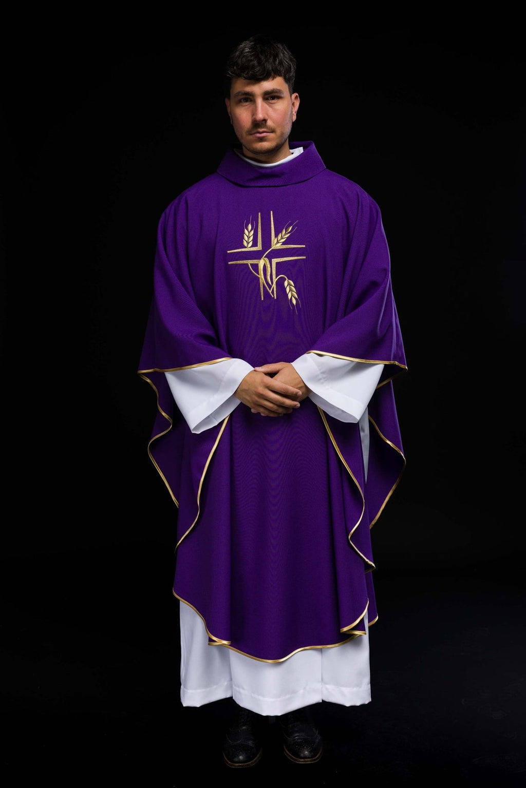 Fioletowy ornat z haftem Krzyża i Kłosów