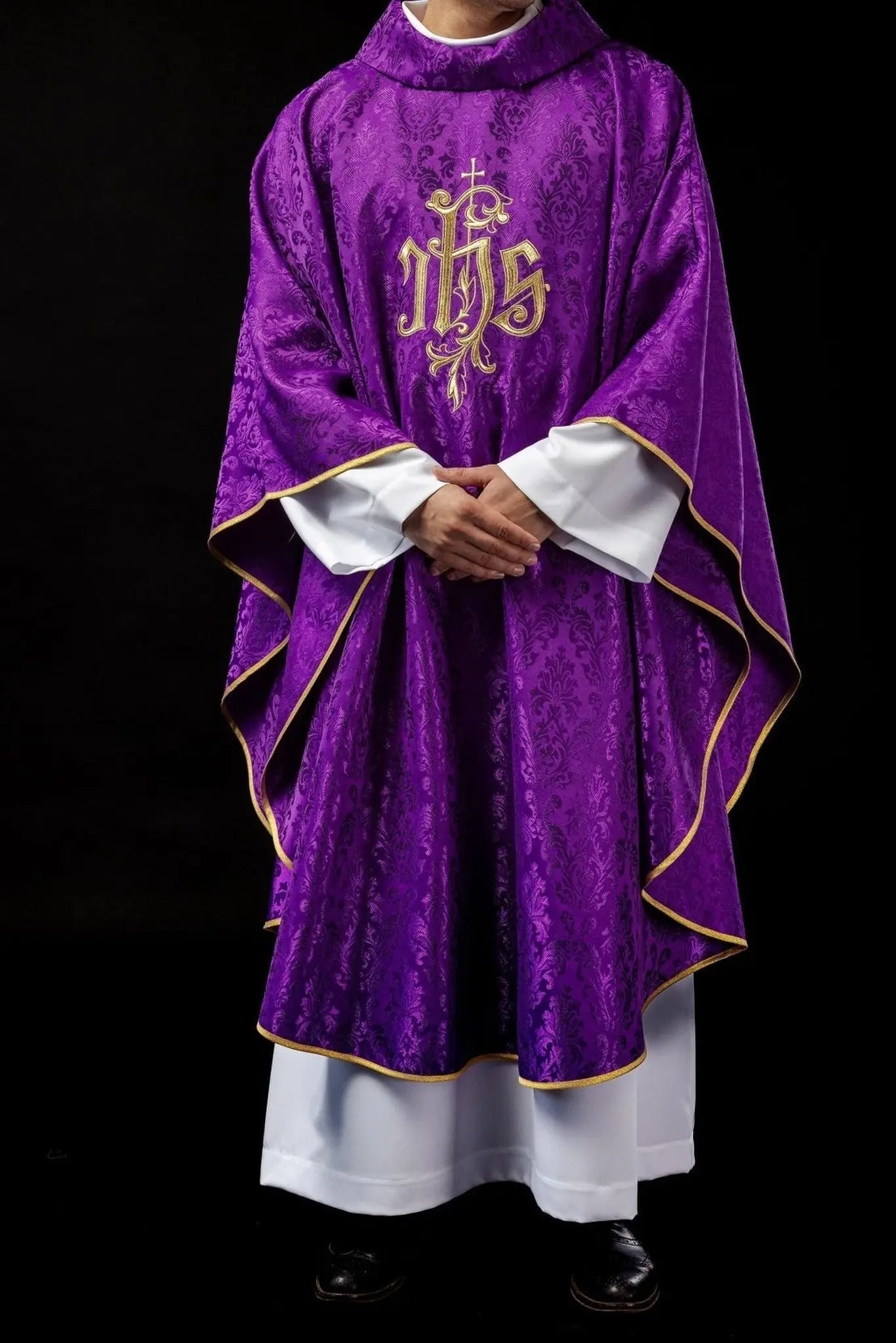 Fioletowy ornat liturgiczny z haftowanym motywem IHS na ozdobnej tkaninie