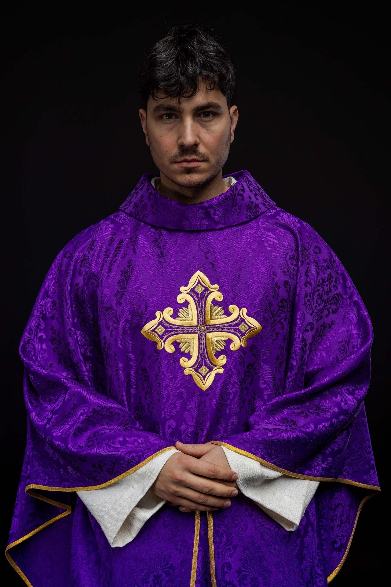 Fioletowy ornat z krzyżem uszyty z wzorzystej tkaniny