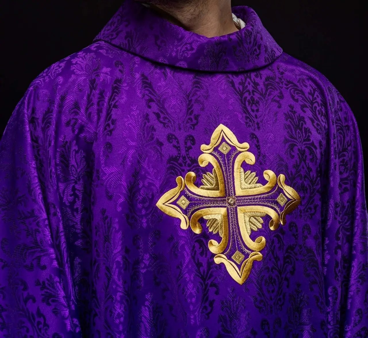 Purpurowy ornat z krzyżem, wykonany z tkaniny wzorzystej 