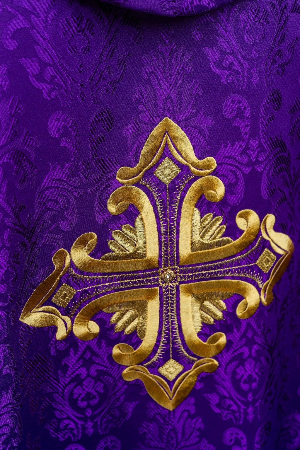 Fioletowy ornat z krzyżem uszyty z wzorzystej tkaniny