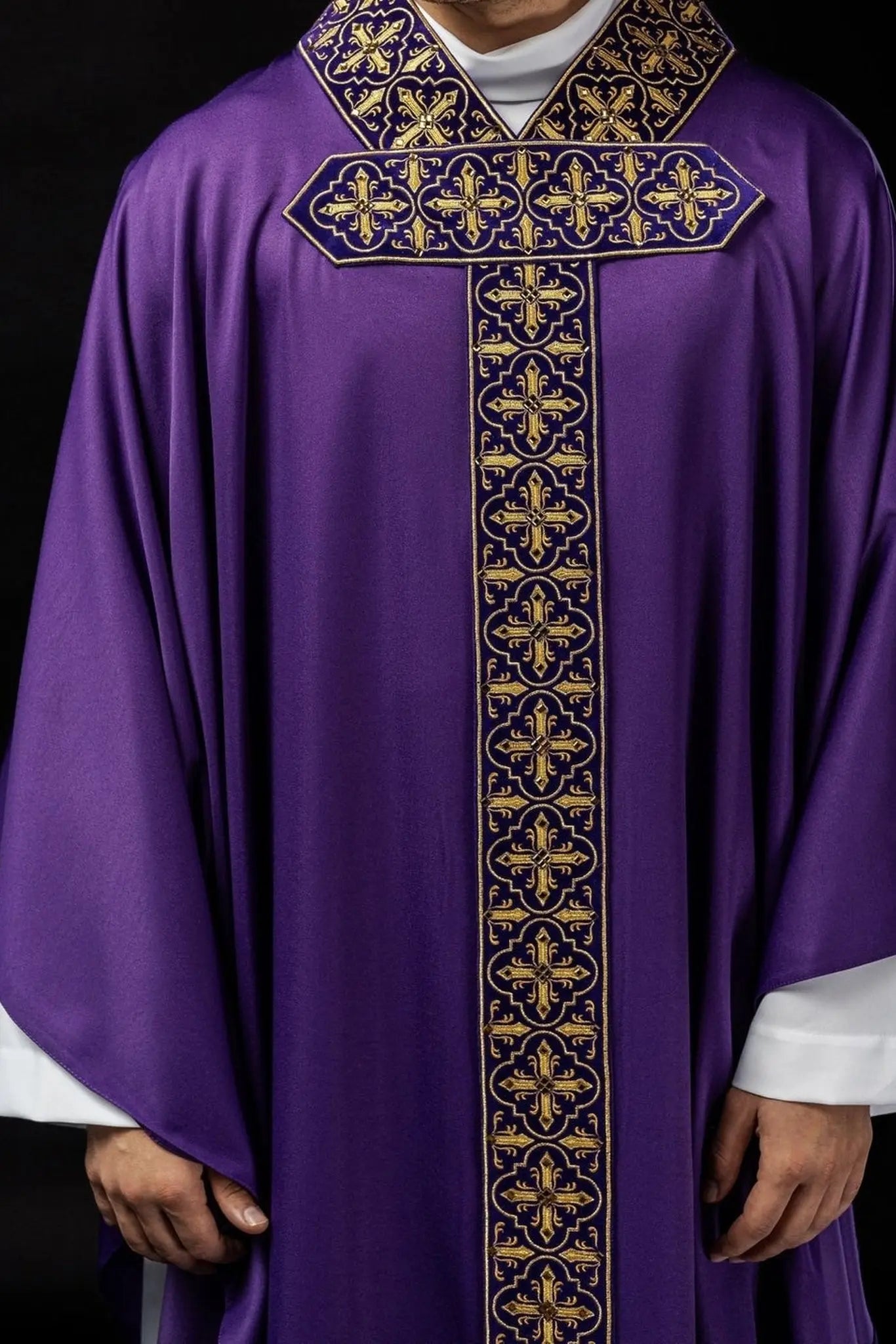 Purpurowy ornat zdobiony pięcioma setkami kamieni ozdobnych