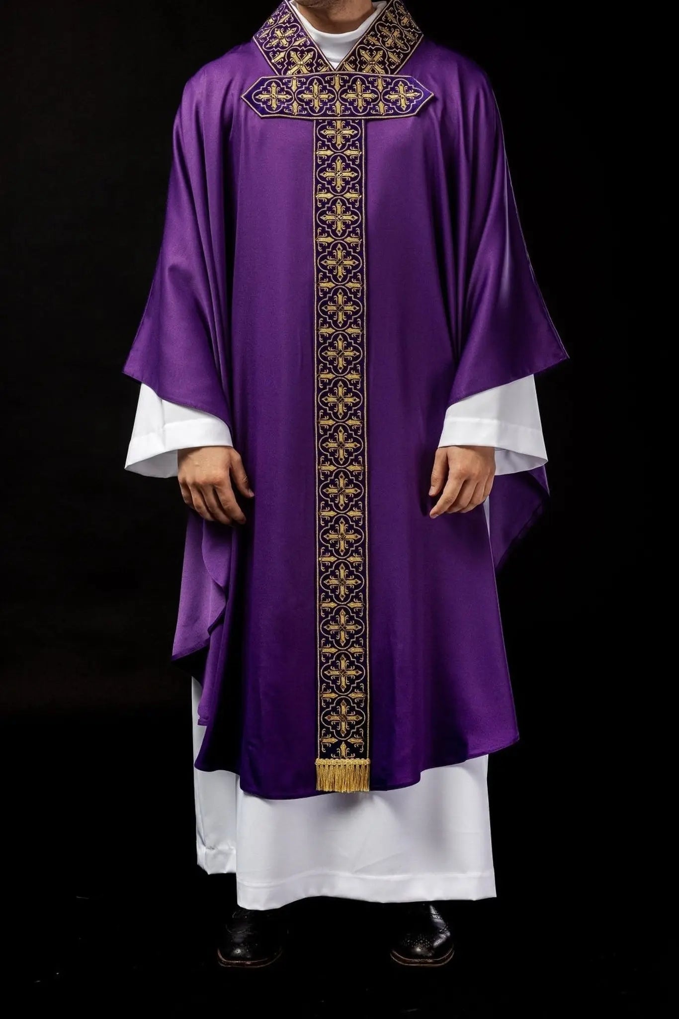 Purpurowy ornat zdobiony pięcioma setkami kamieni ozdobnych