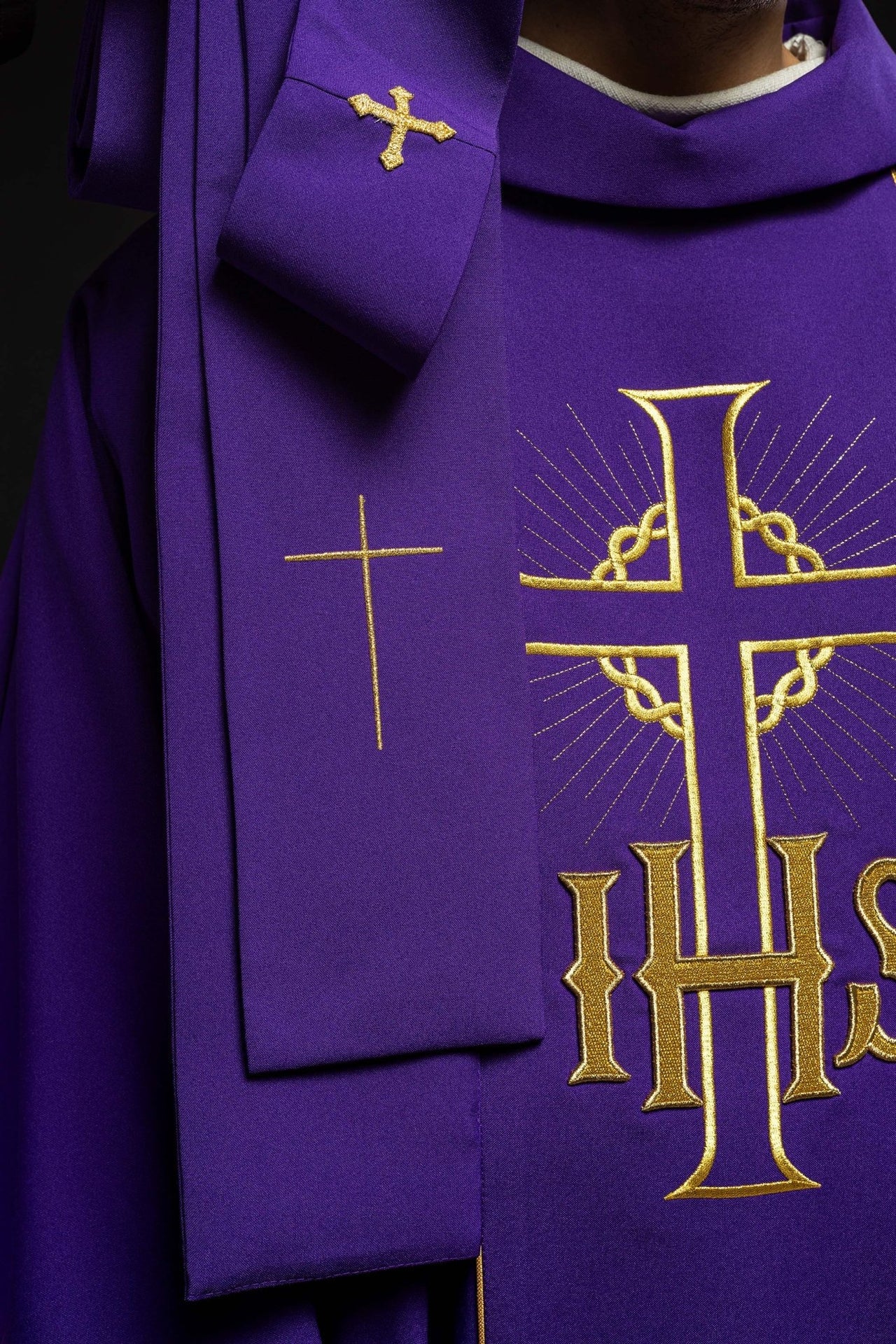 Fioletowy ornat ze zdobionym złotym pasem w IHS i kłosy