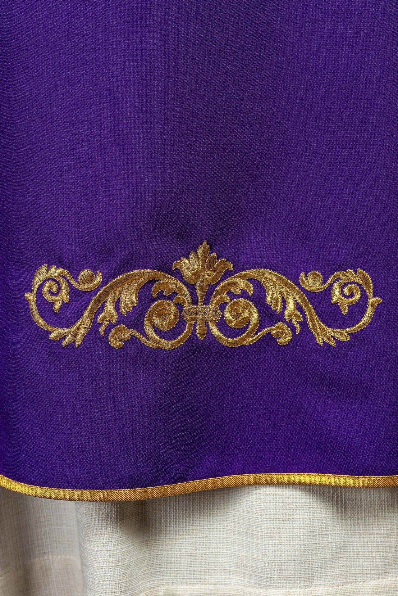 Fioletowy ornat ze złotym haftem IHS i ozdobnym wykończeniem