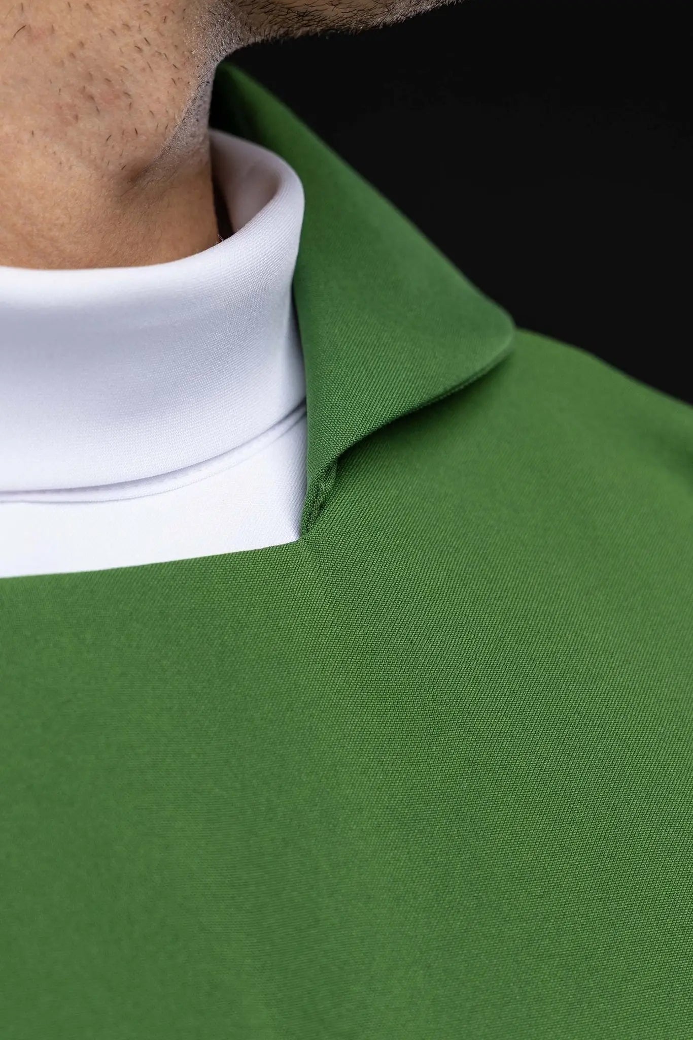 Green Embroidered Chasuble with Ornamental Cross and Wide Collar - HAFTINA ATELIER
