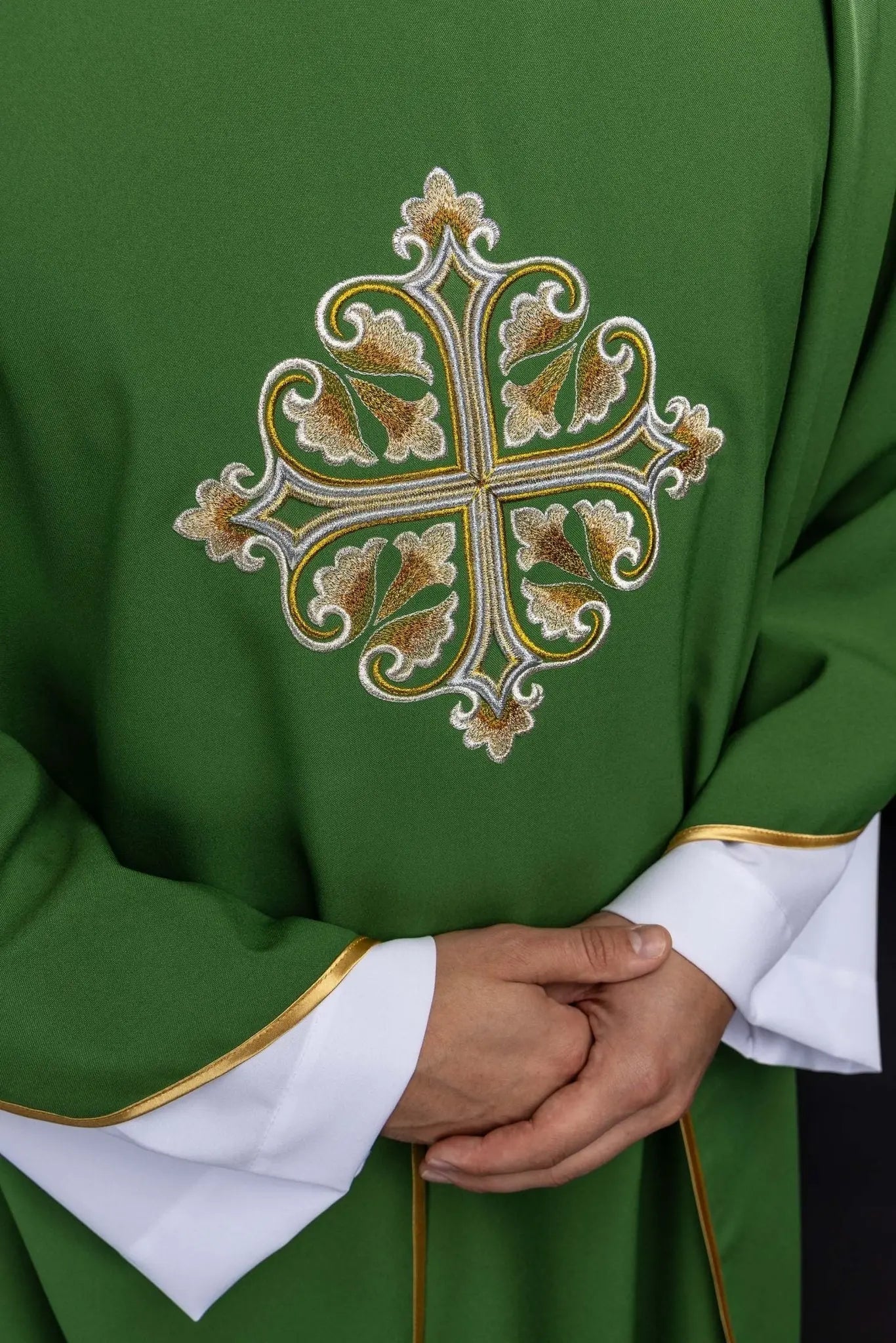 Green Embroidered Chasuble with Ornamental Cross and Wide Collar - HAFTINA ATELIER