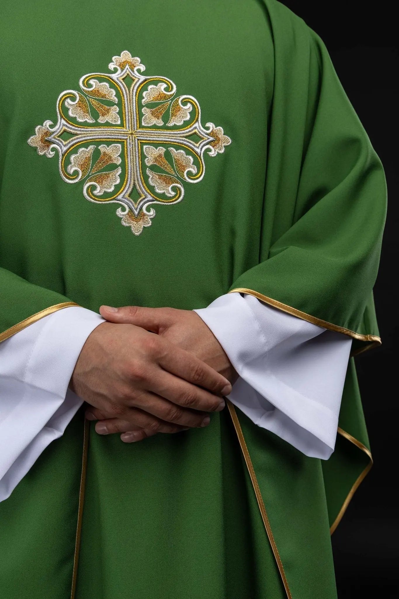 Green Embroidered Chasuble with Ornamental Cross and Wide Collar - HAFTINA ATELIER